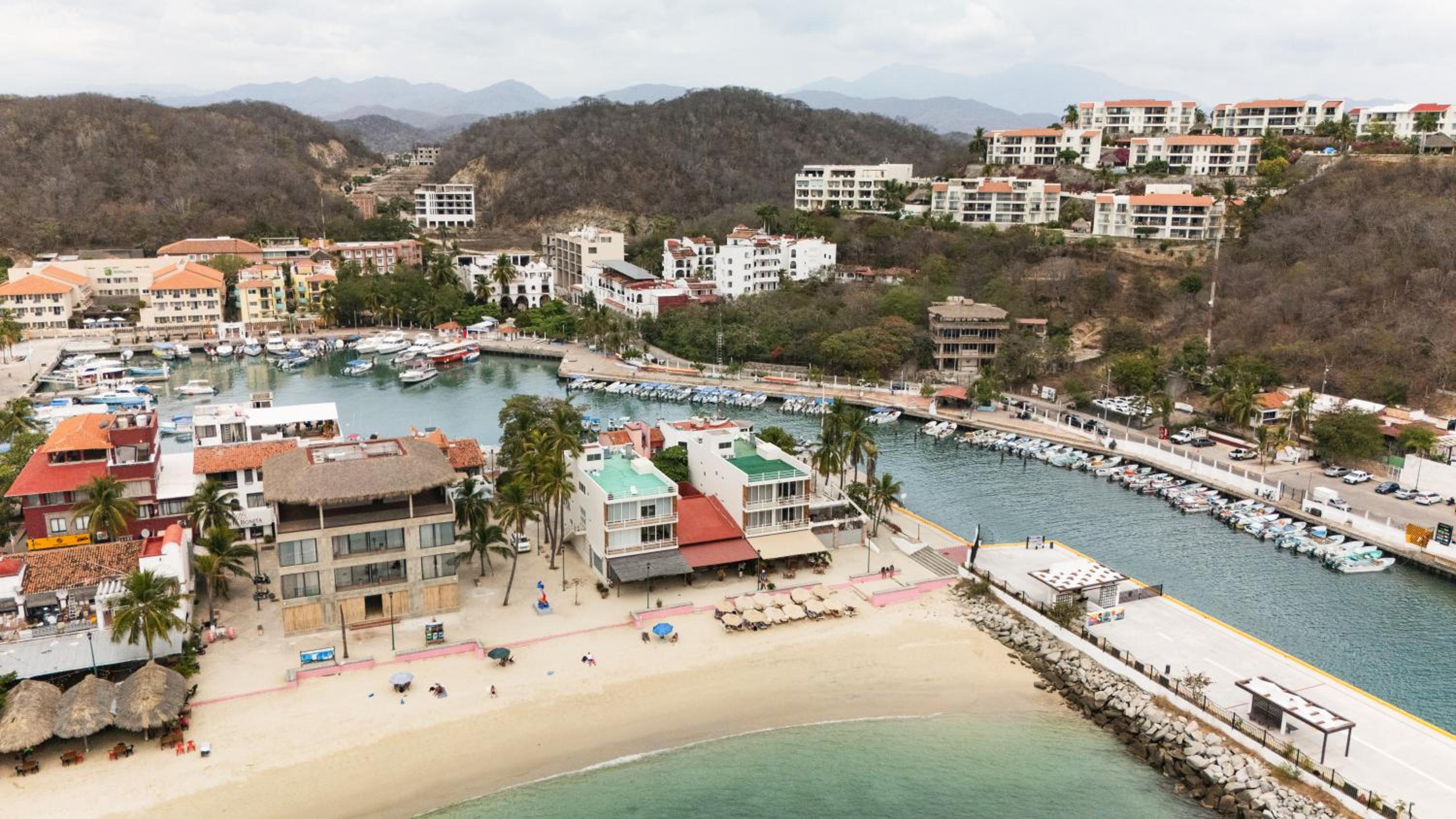 La Playa Suites Hotel
