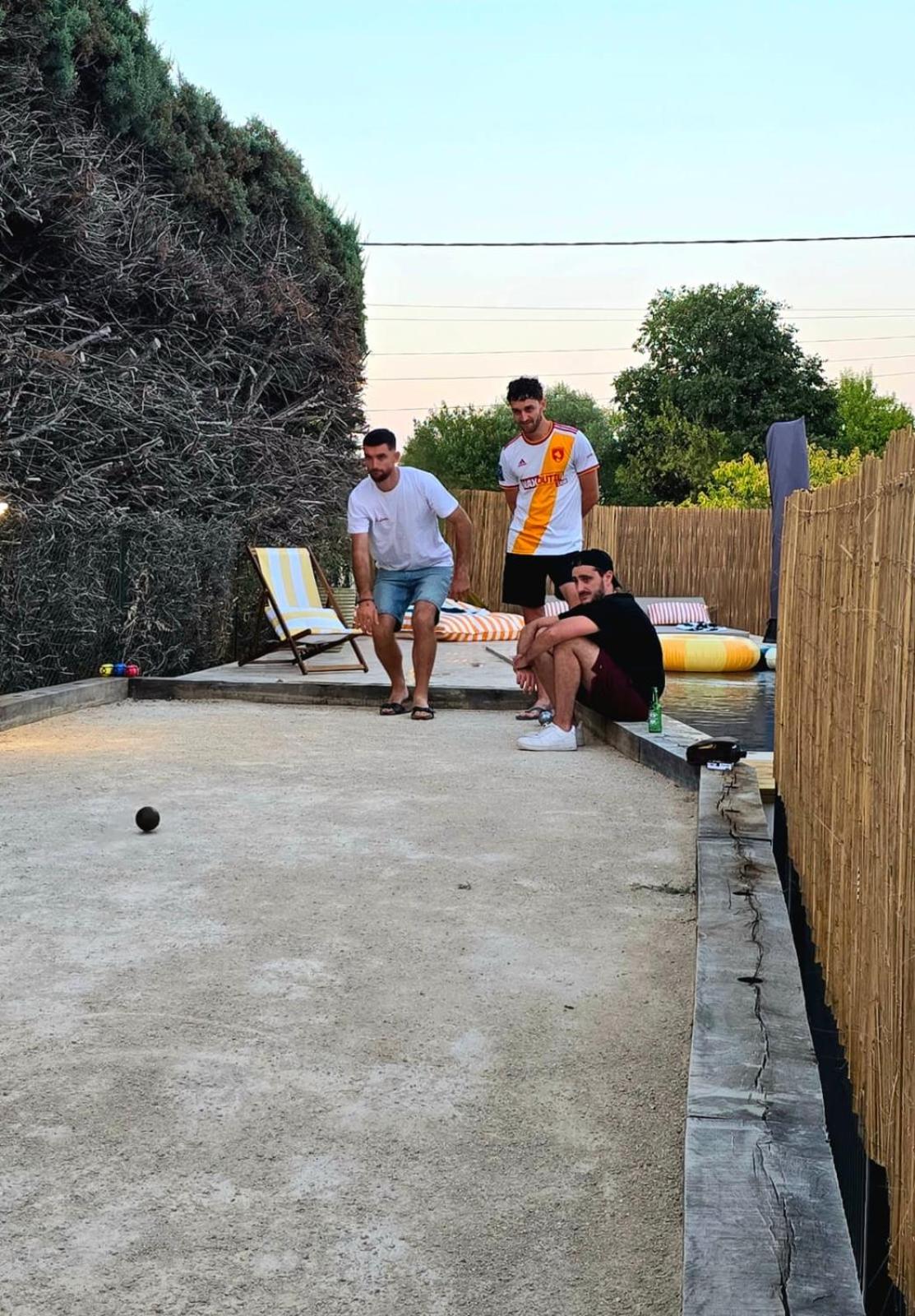 Les brézines Piscine, Terrasse & Boules