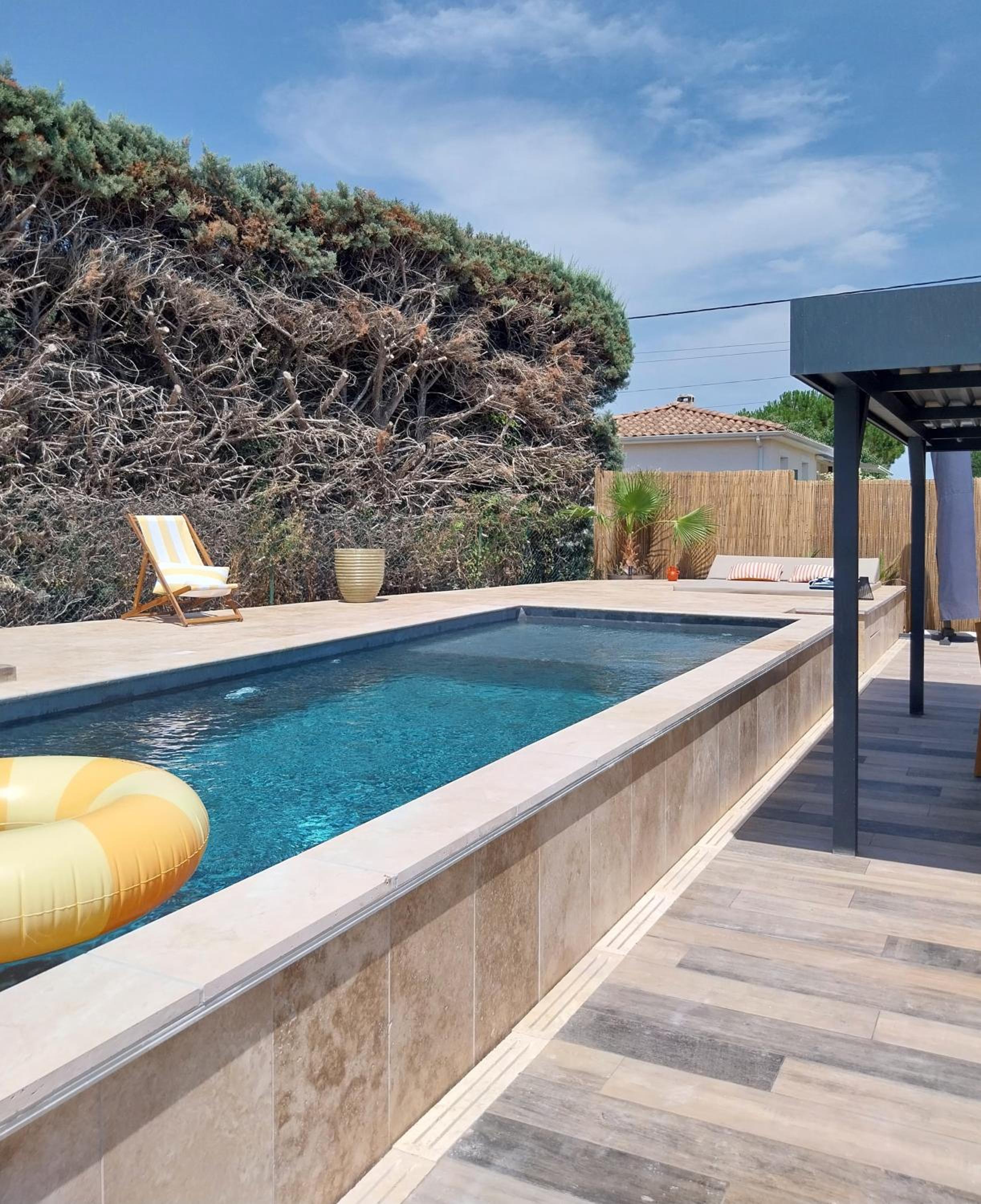 Les brézines Piscine, Terrasse & Boules