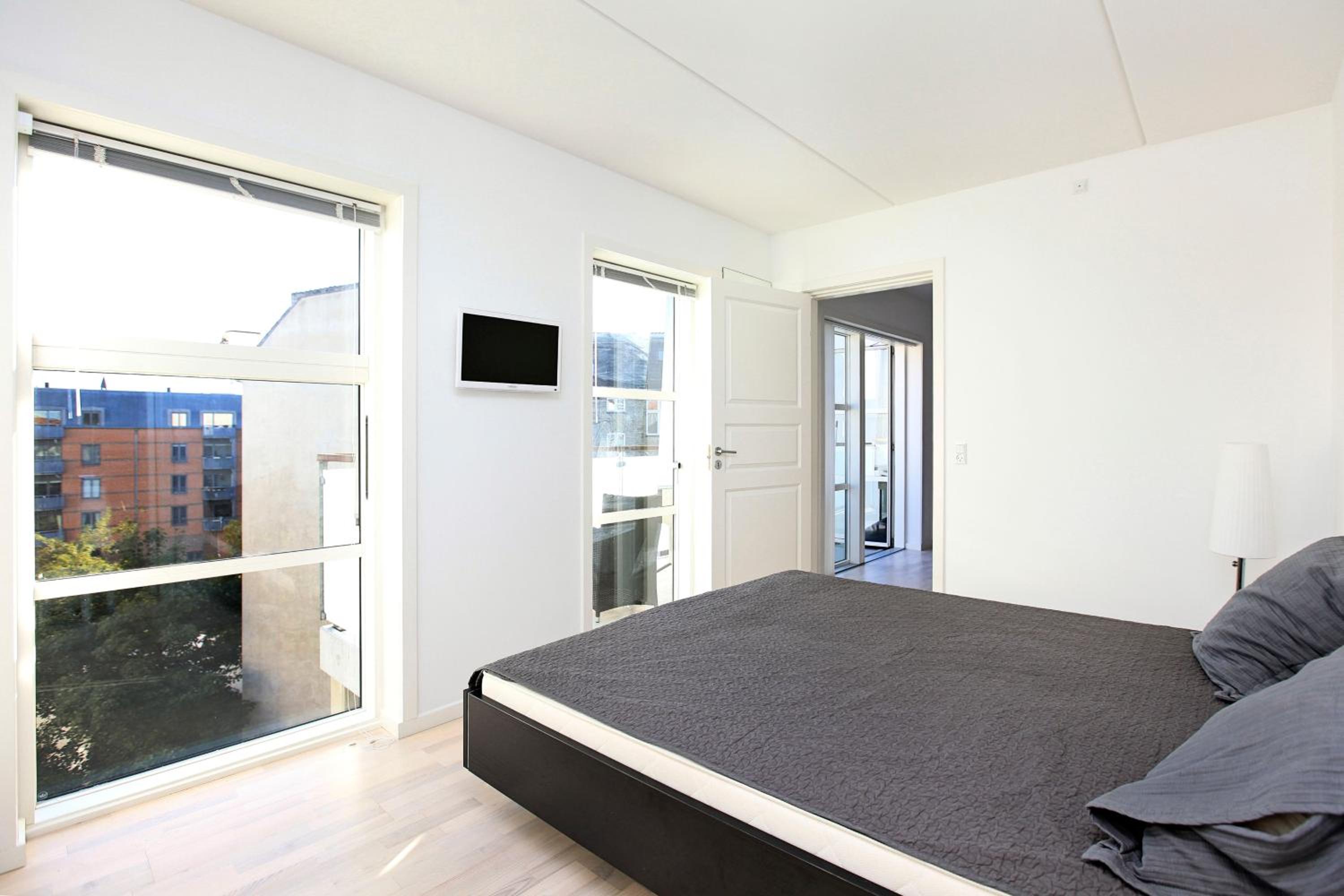 CITY, LUX APARTM - 2 FULL BATHROOMs, 3 tv view 3