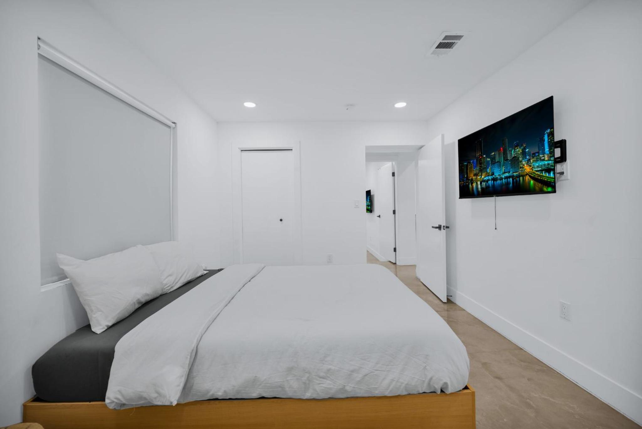 Lux Modern 4BR Villa with Pool in Miami