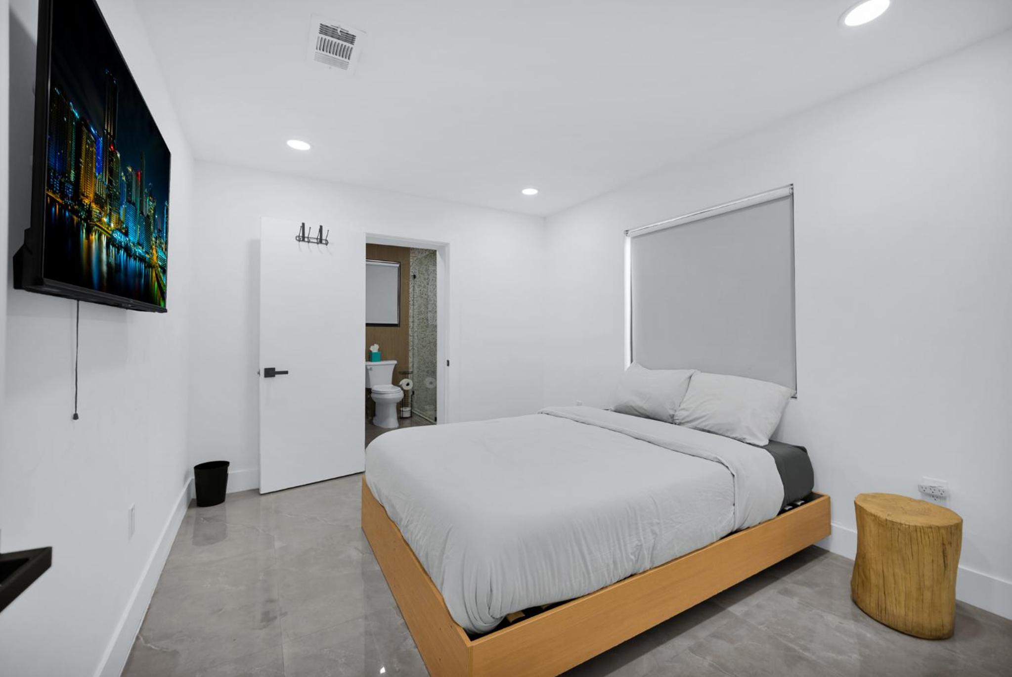 Lux Modern 4BR Villa with Pool in Miami