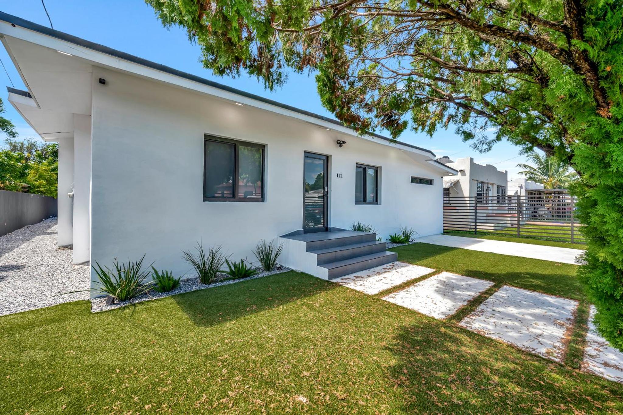 Lux Modern 4BR Villa with Pool in Miami