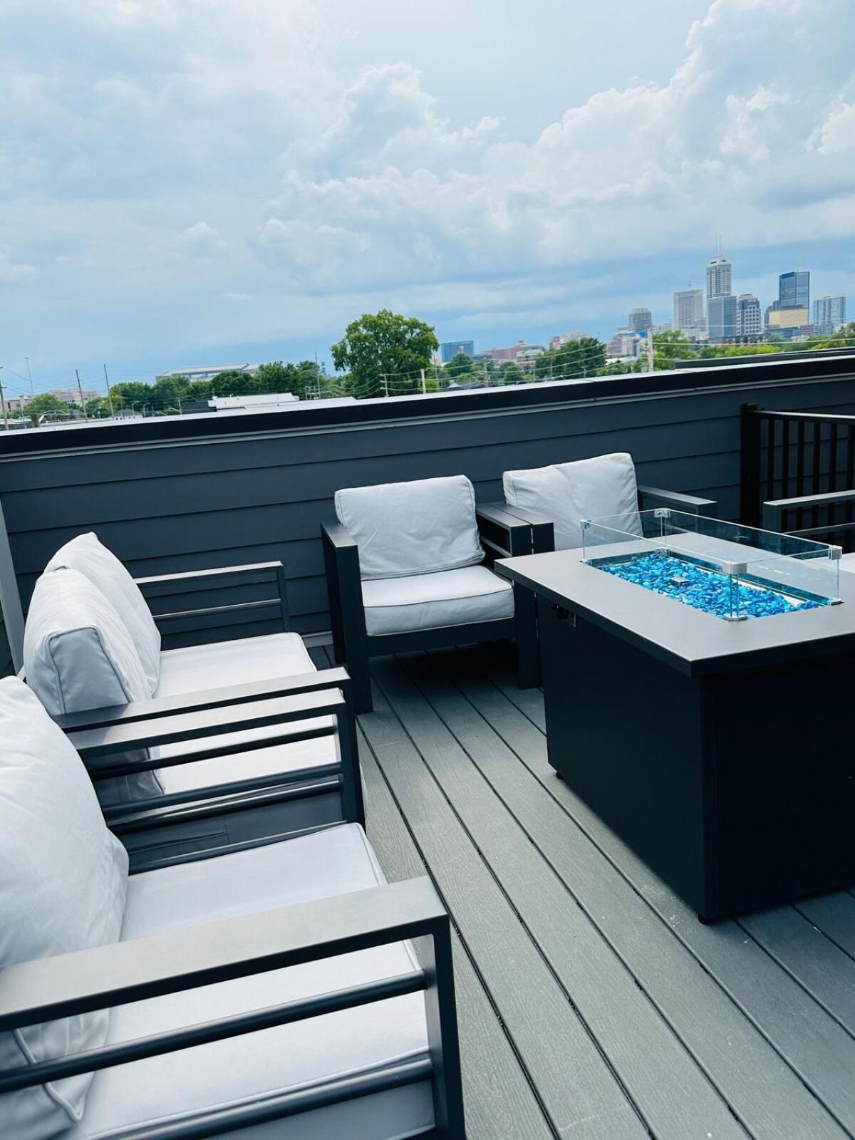 Downtown 1 mi Sleeps 6 wRooftop 3BR 4BED New built Modern Stylish Luxury