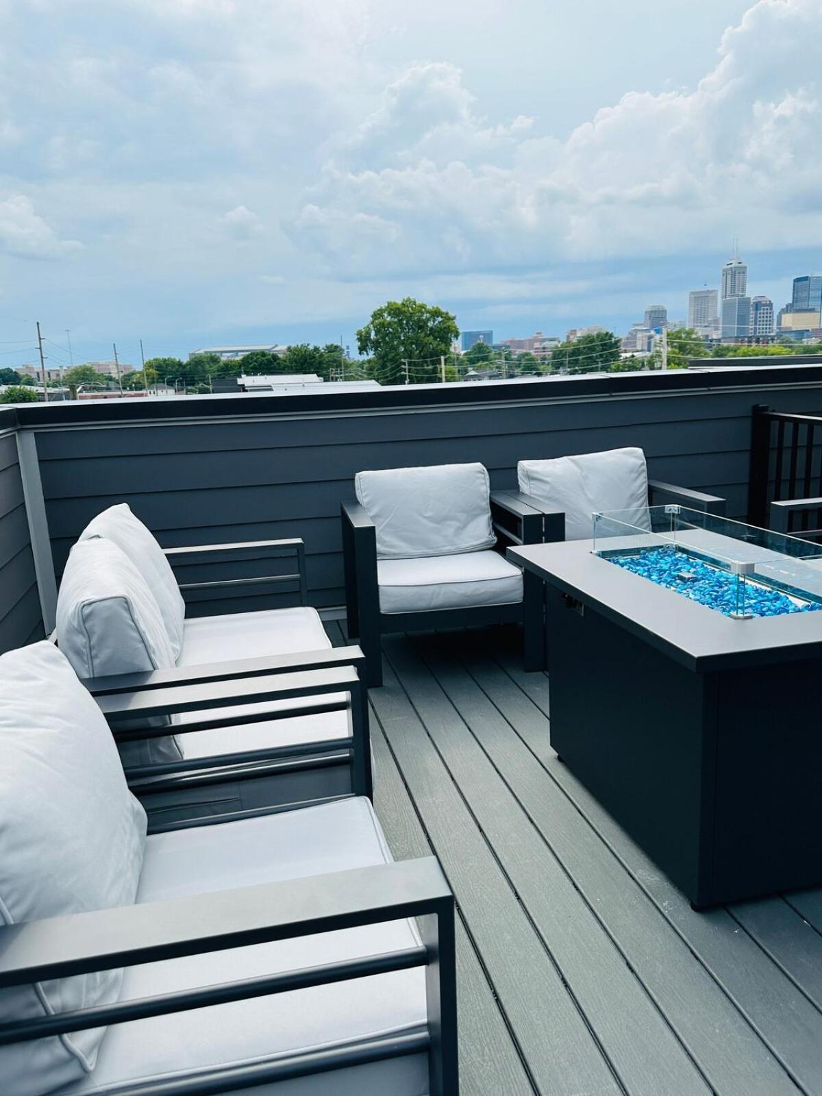 Downtown 1 mi Sleeps 6 wRooftop 3BR 4BED New built Modern Stylish Luxury