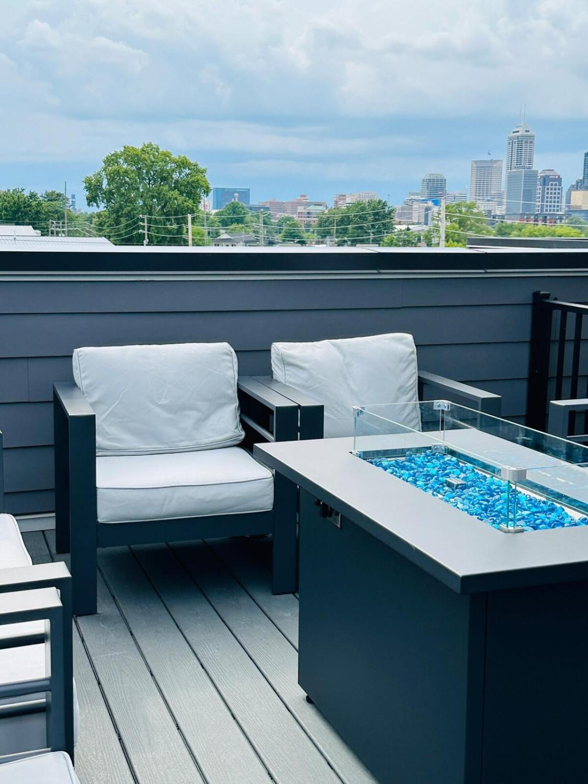 Downtown 1 mi Sleeps 6 wRooftop 3BR 4BED New built Modern Stylish Luxury