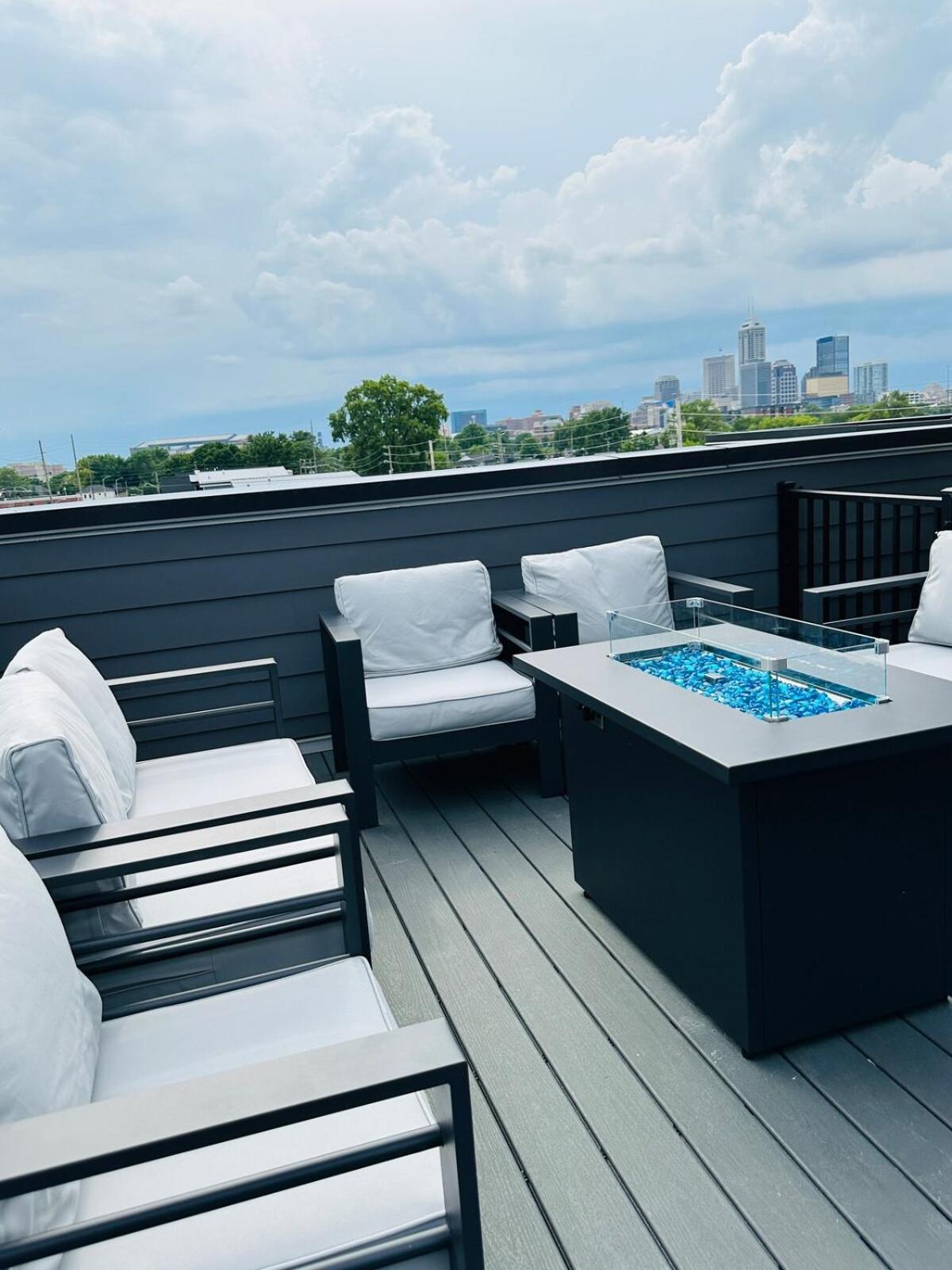 Downtown 1 mi Sleeps 6 wRooftop 3BR 4BED New built Modern Stylish Luxury