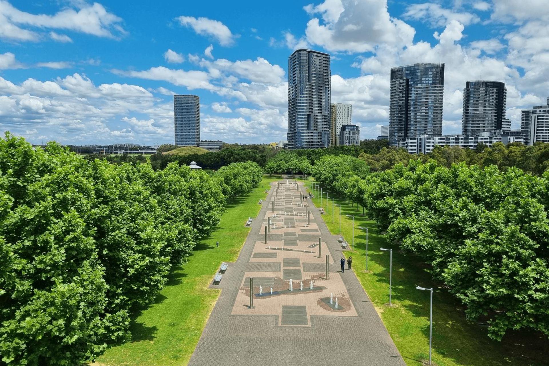 High Ceiling 6 Beds Private Garden Oasis 1min to Stadiums & Parking
