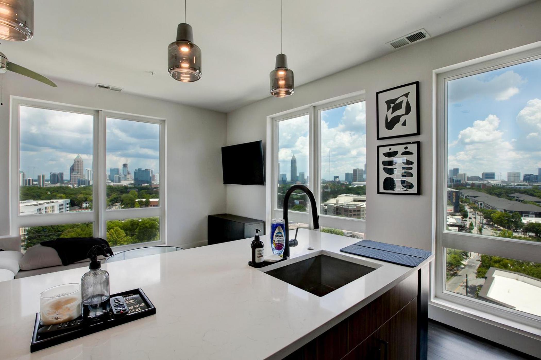 Upscale Midtown Retreat , Free Parking & Close to Mercedes-Benz