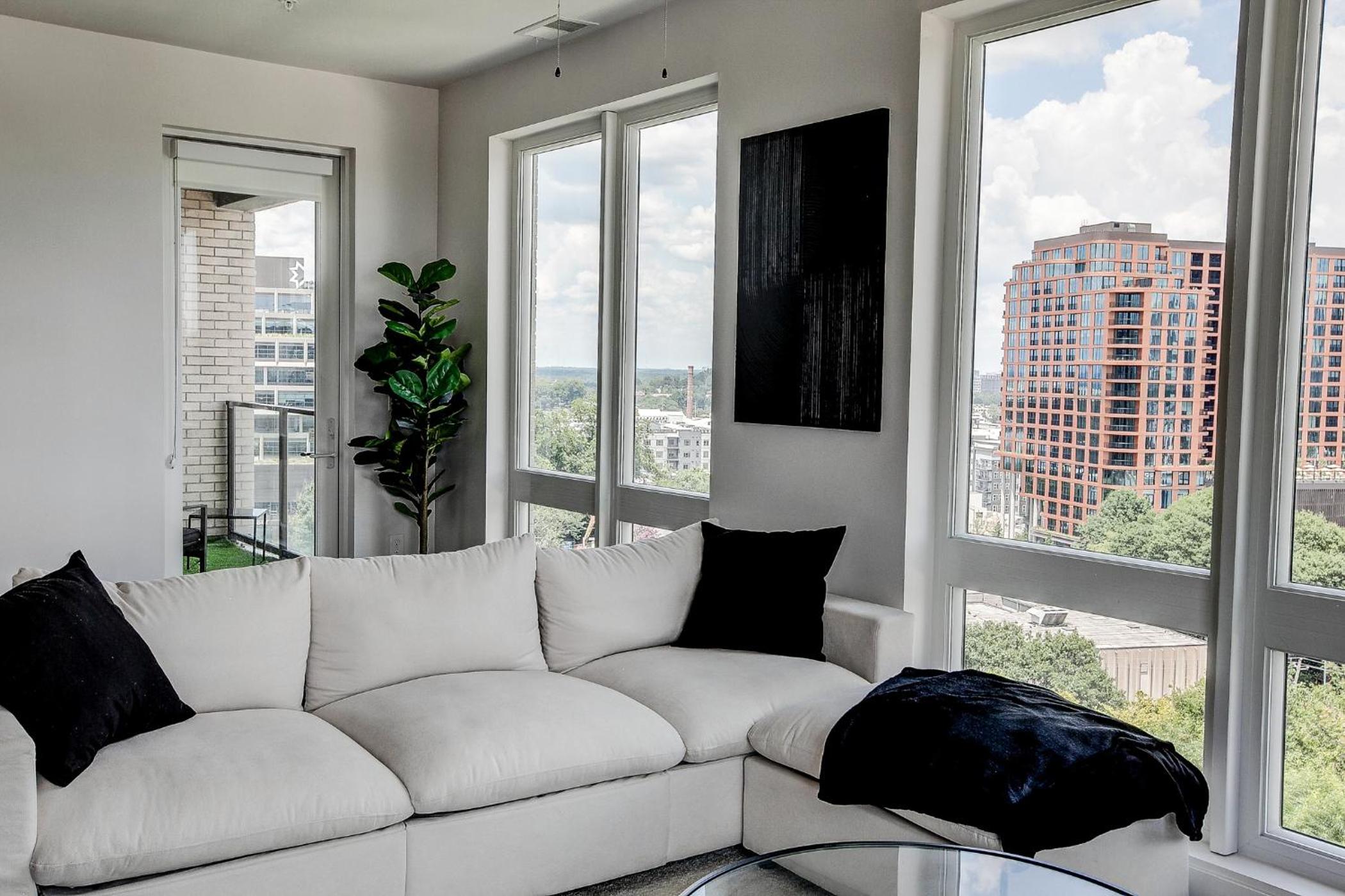 Upscale Midtown Retreat , Free Parking & Close to Mercedes-Benz
