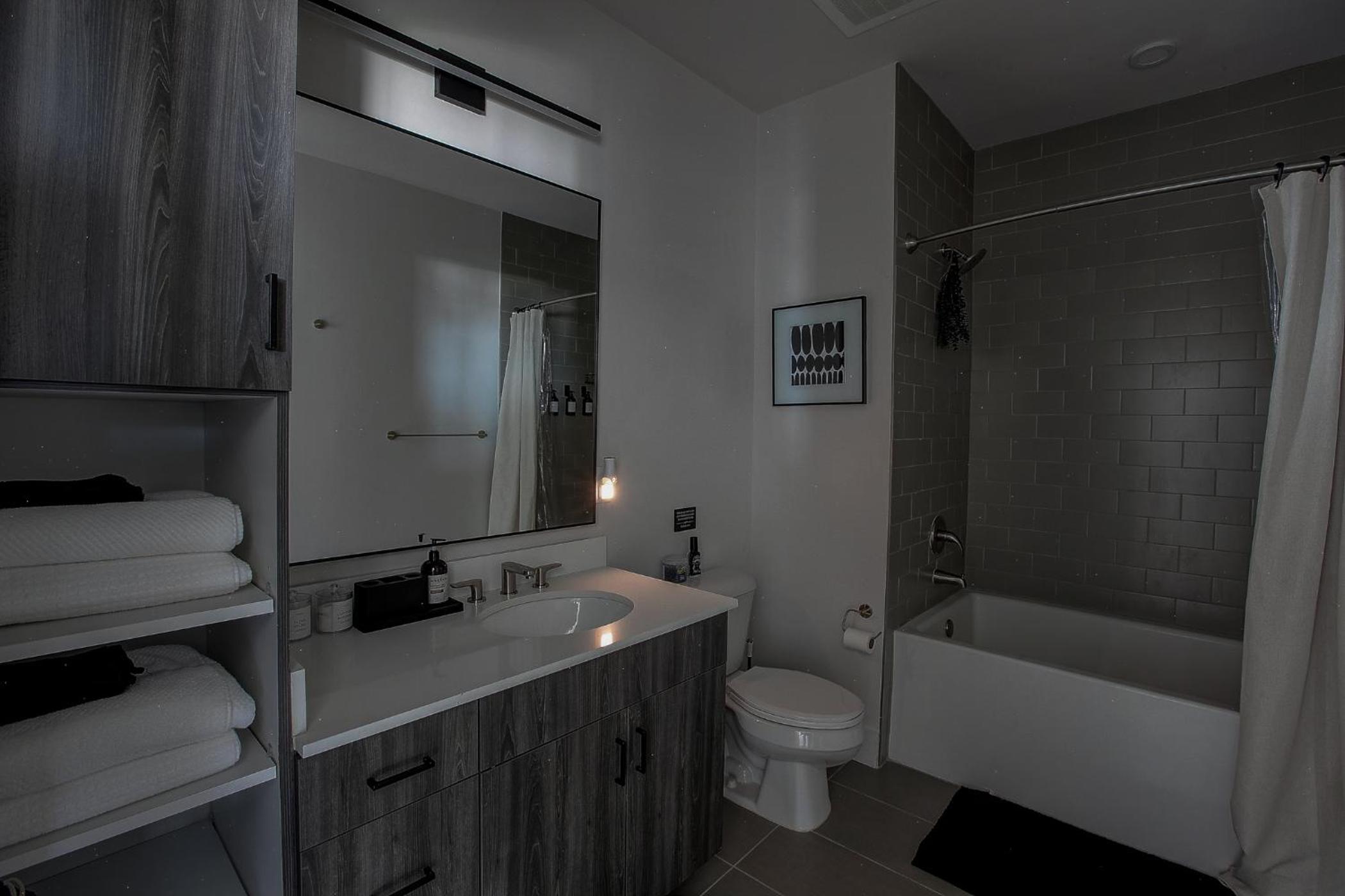 Upscale Midtown Retreat , Free Parking & Close to Mercedes-Benz