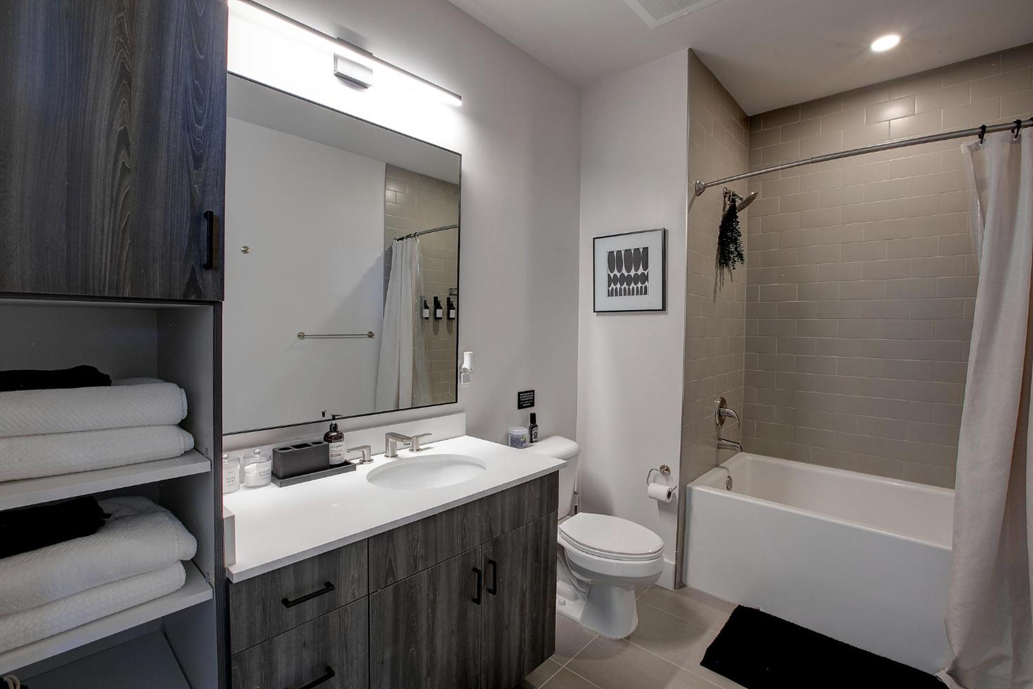 Upscale Midtown Retreat , Free Parking & Close to Mercedes-Benz