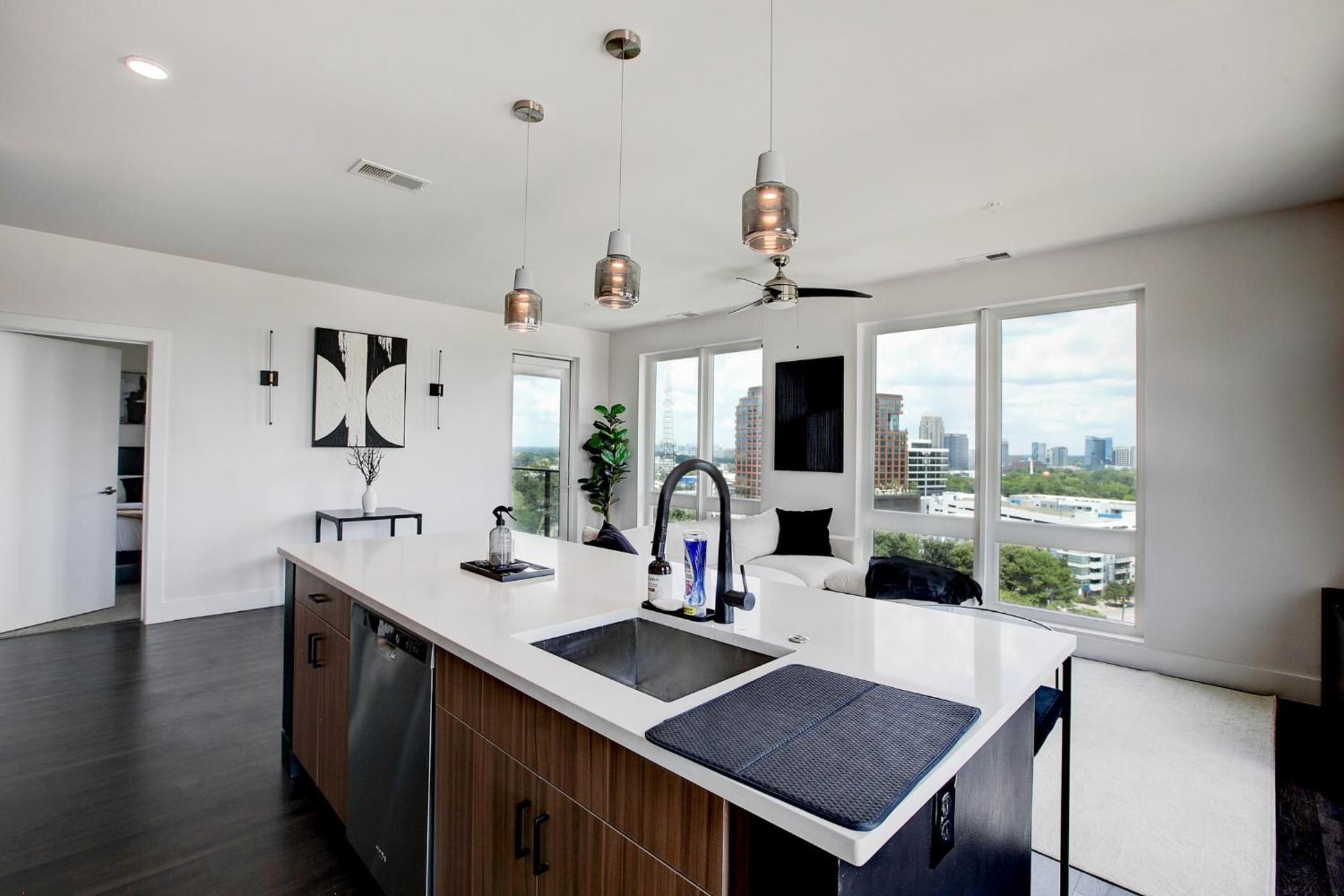 Upscale Midtown Retreat , Free Parking & Close to Mercedes-Benz