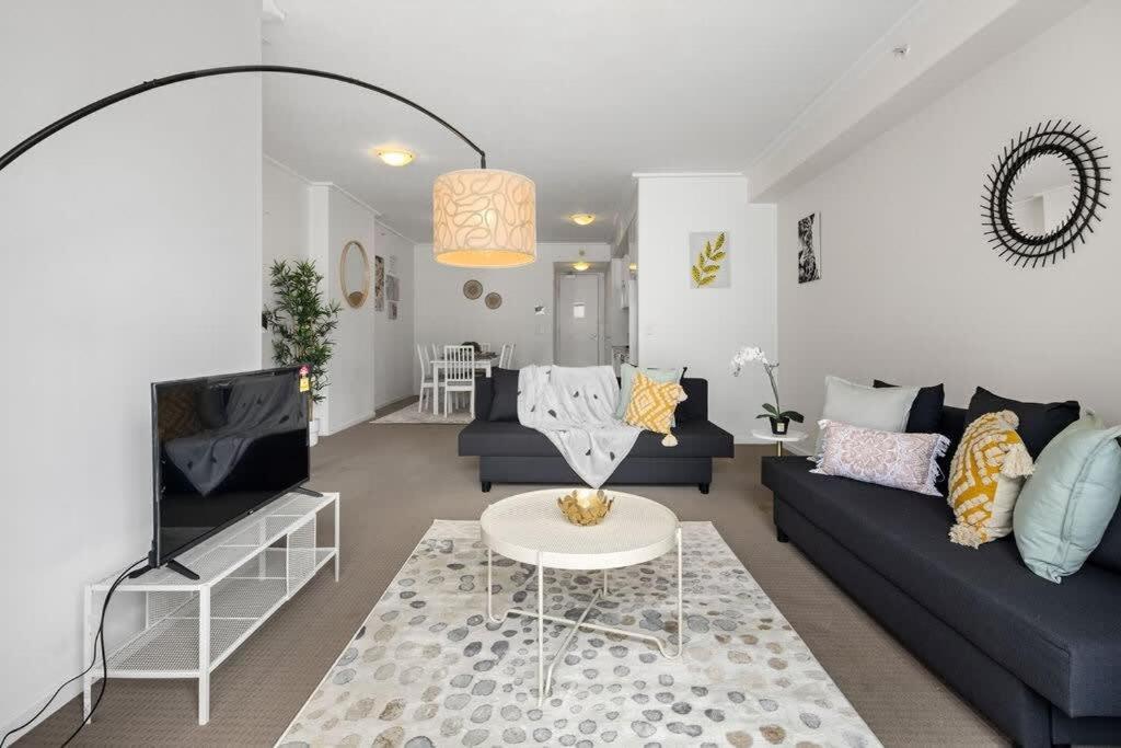 Spacious Modern Apt for 6 Next to Darling Harbour