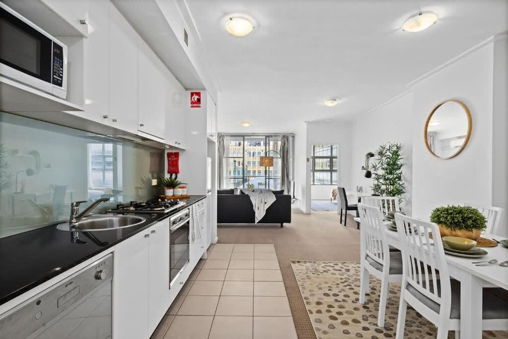 Spacious Modern Apt for 6 Next to Darling Harbour
