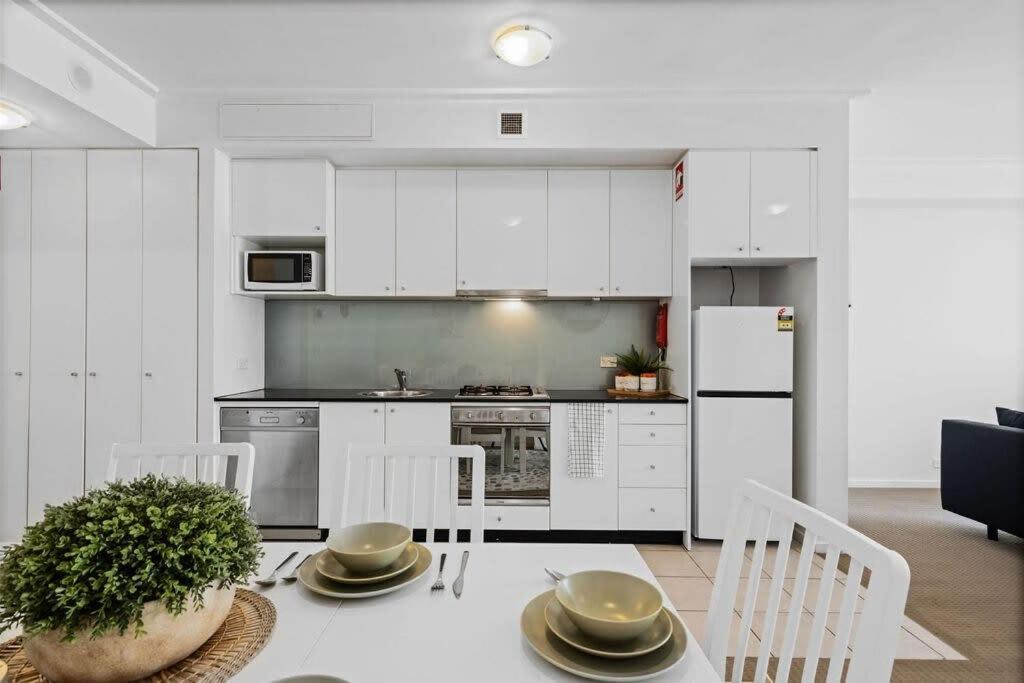 Spacious Modern Apt for 6 Next to Darling Harbour