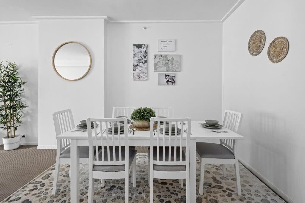 Spacious Modern Apt for 6 Next to Darling Harbour