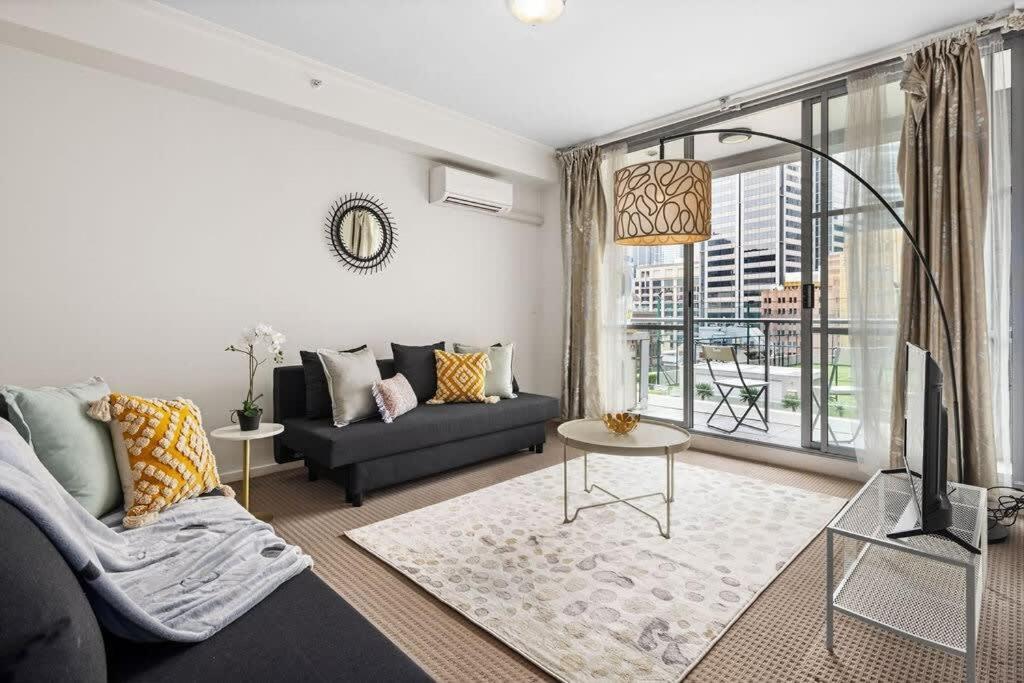 Spacious Modern Apt for 6 Next to Darling Harbour