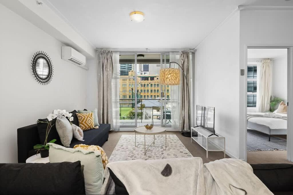 Spacious Modern Apt for 6 Next to Darling Harbour