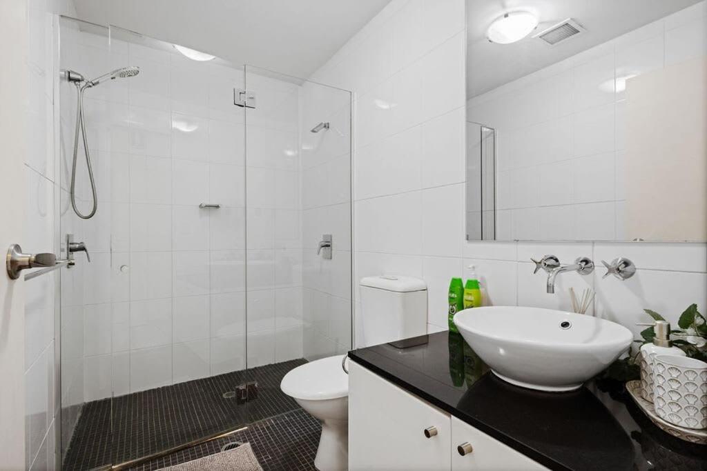 Spacious Modern Apt for 6 Next to Darling Harbour