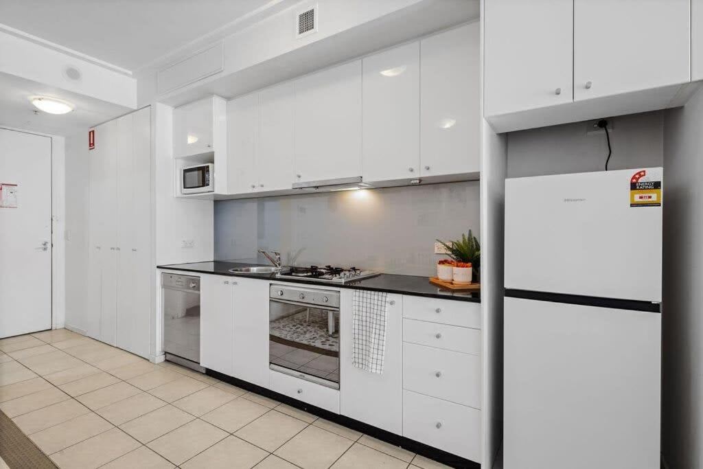 Spacious Modern Apt for 6 Next to Darling Harbour