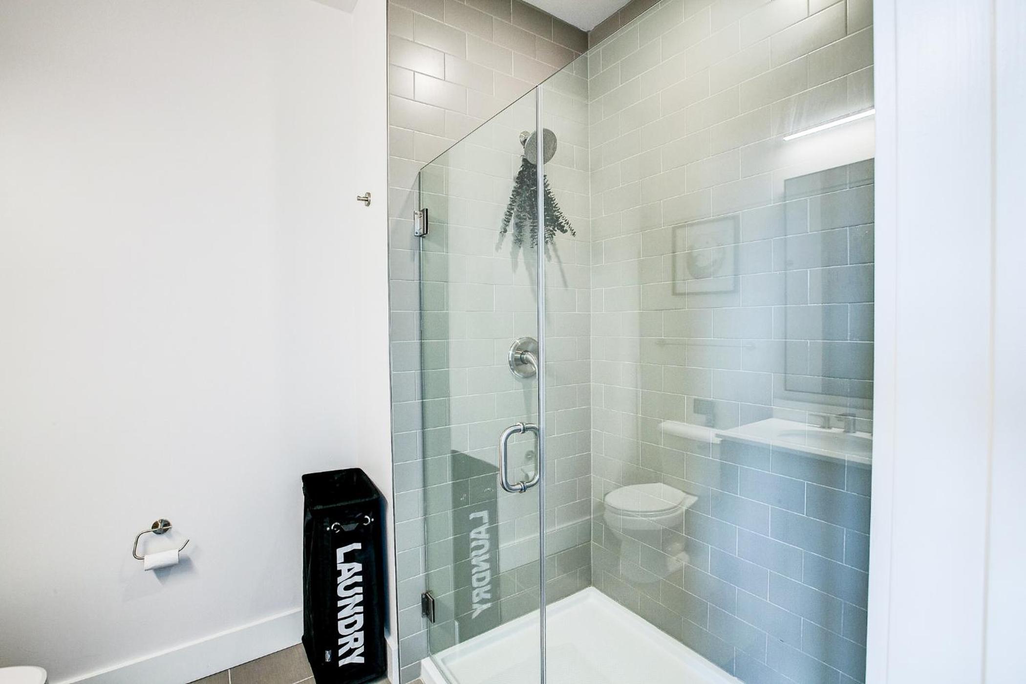 Upscale Midtown Retreat , Free Parking & Close to Mercedes-Benz