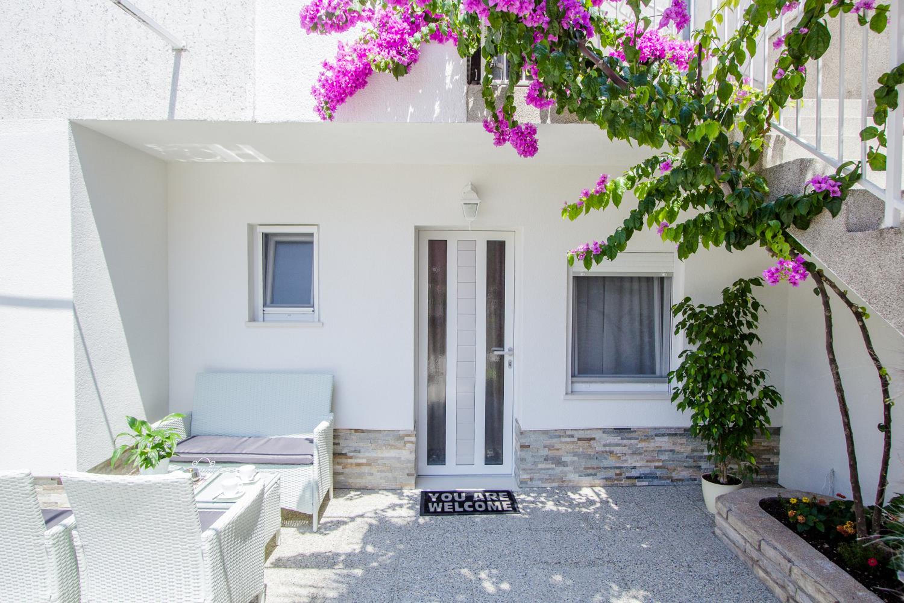 Luxury Studio Apartment White Sensation