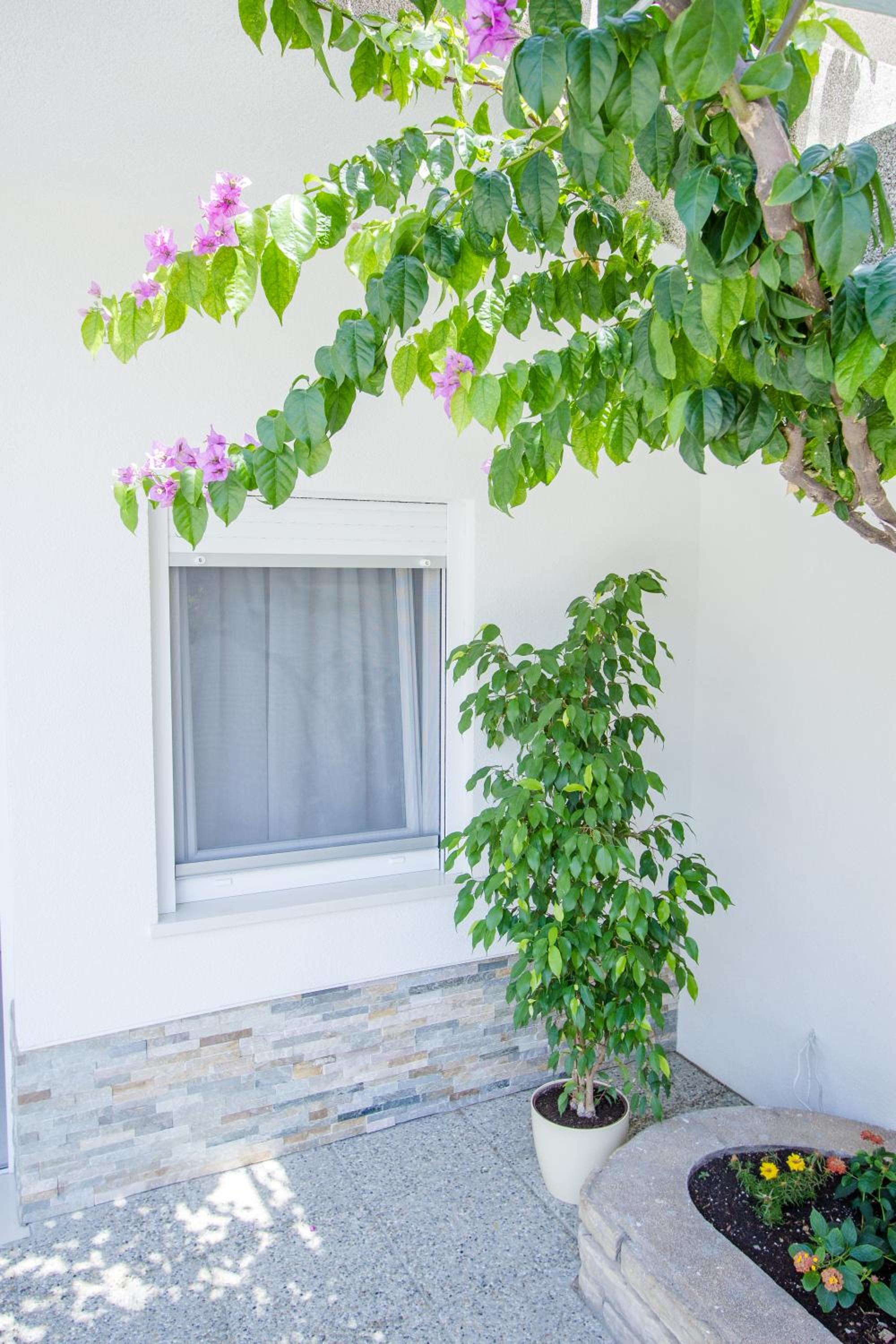 Luxury Studio Apartment White Sensation