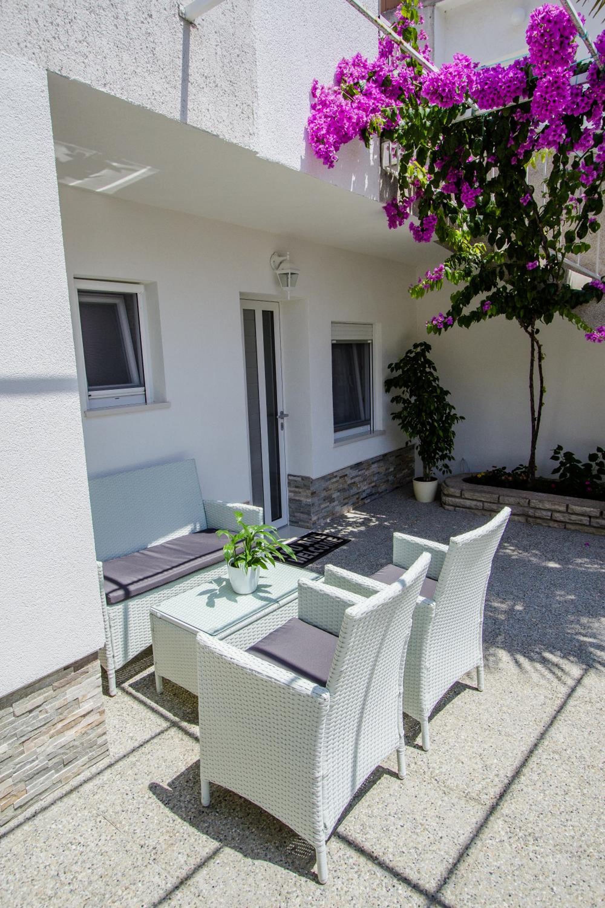 Luxury Studio Apartment White Sensation