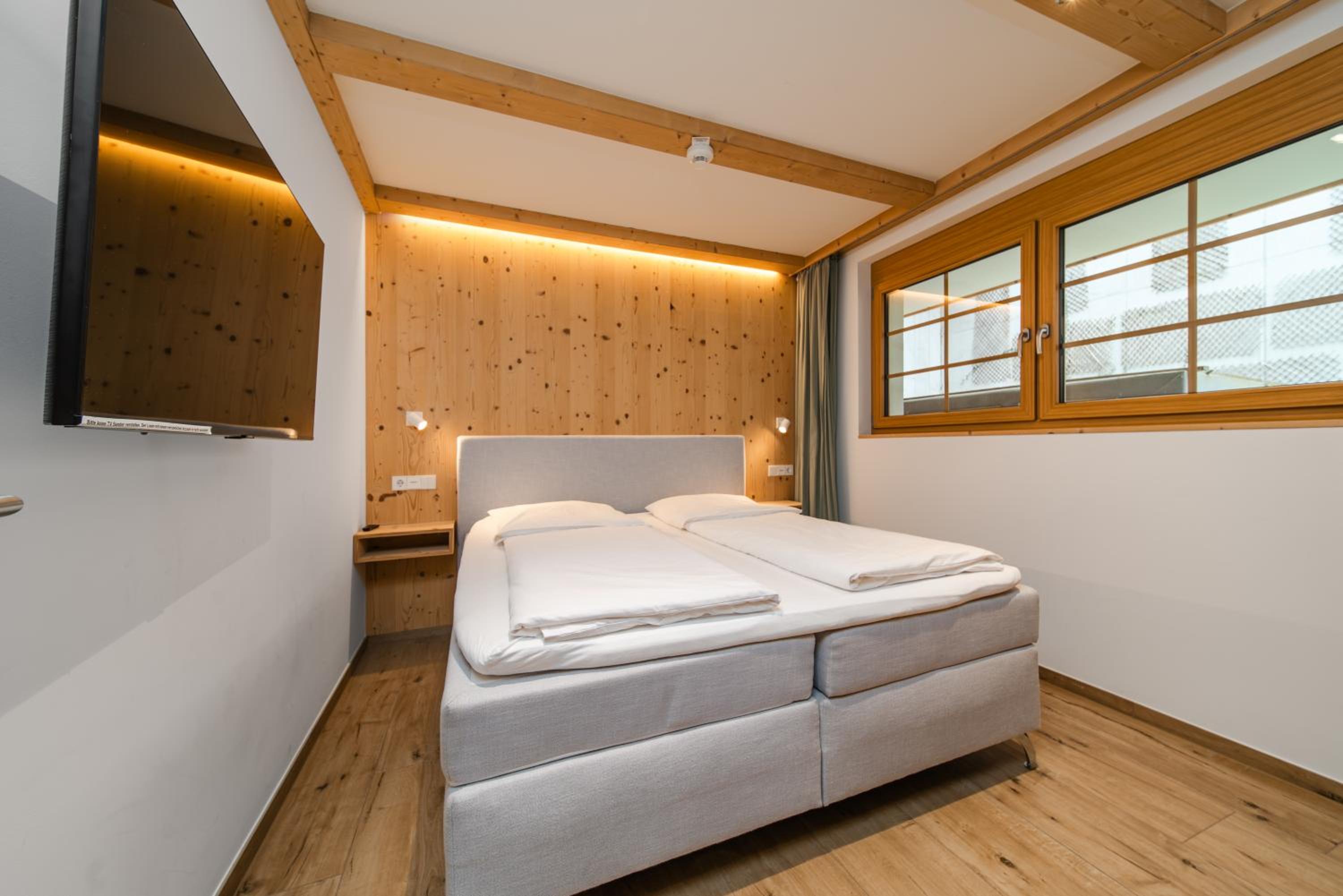 SCHWARZENBACH - Apartments & Rooftop Pool