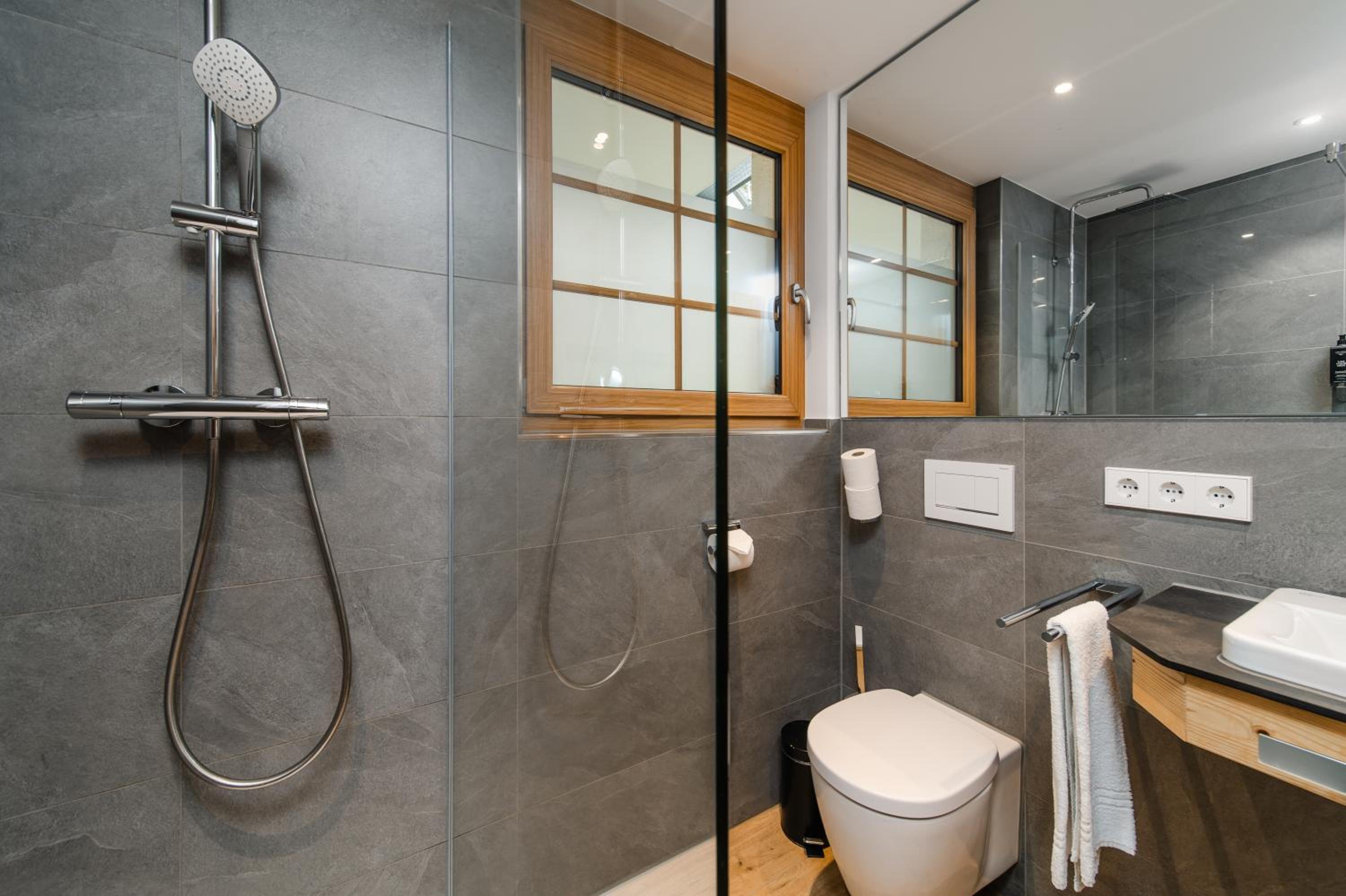SCHWARZENBACH - Apartments & Rooftop Pool