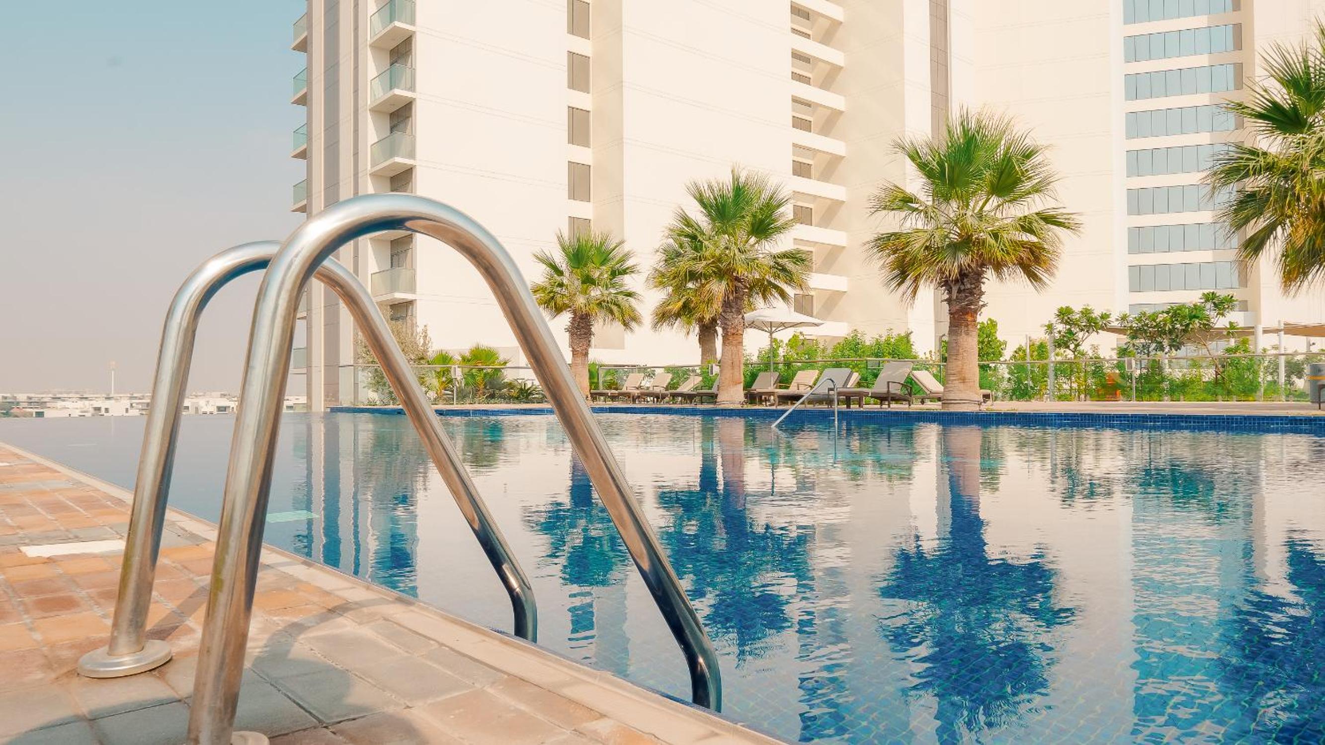 KeyRock Living - Luxe Escape with Pool & Gym Access