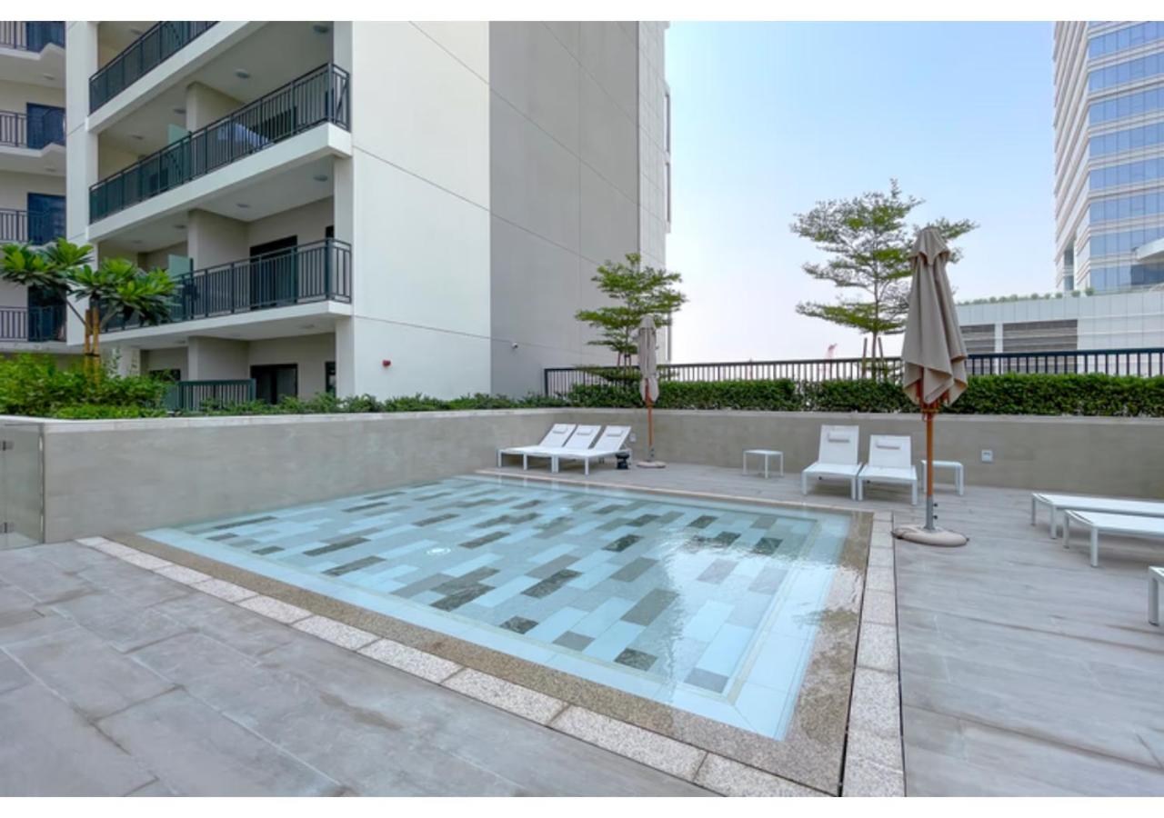 Keyrock Living - Lakeview Luxury with Pool Access