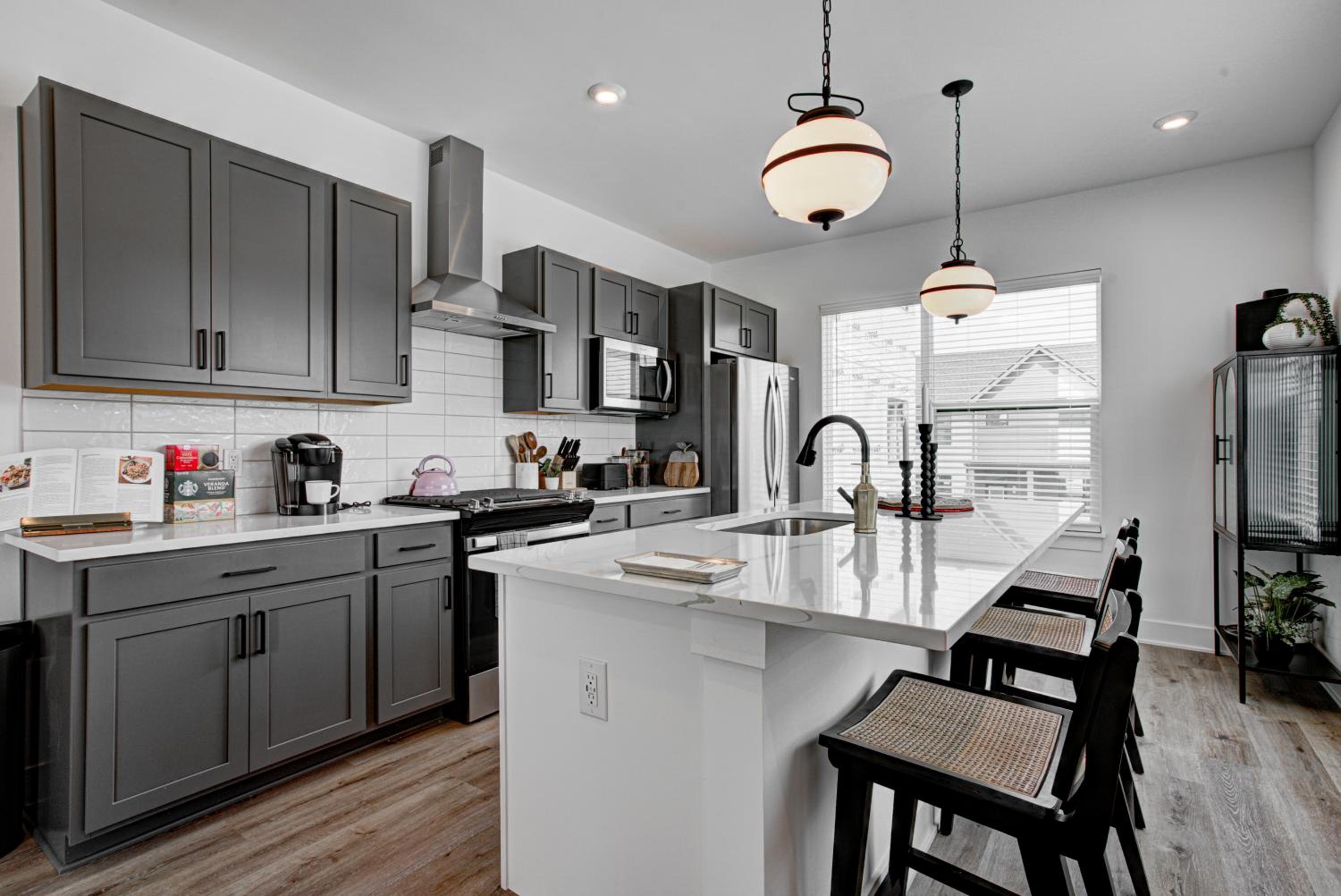 Downtown 1 mi Sleeps 6 wRooftop 3BR 4BED New built Modern Stylish Luxury