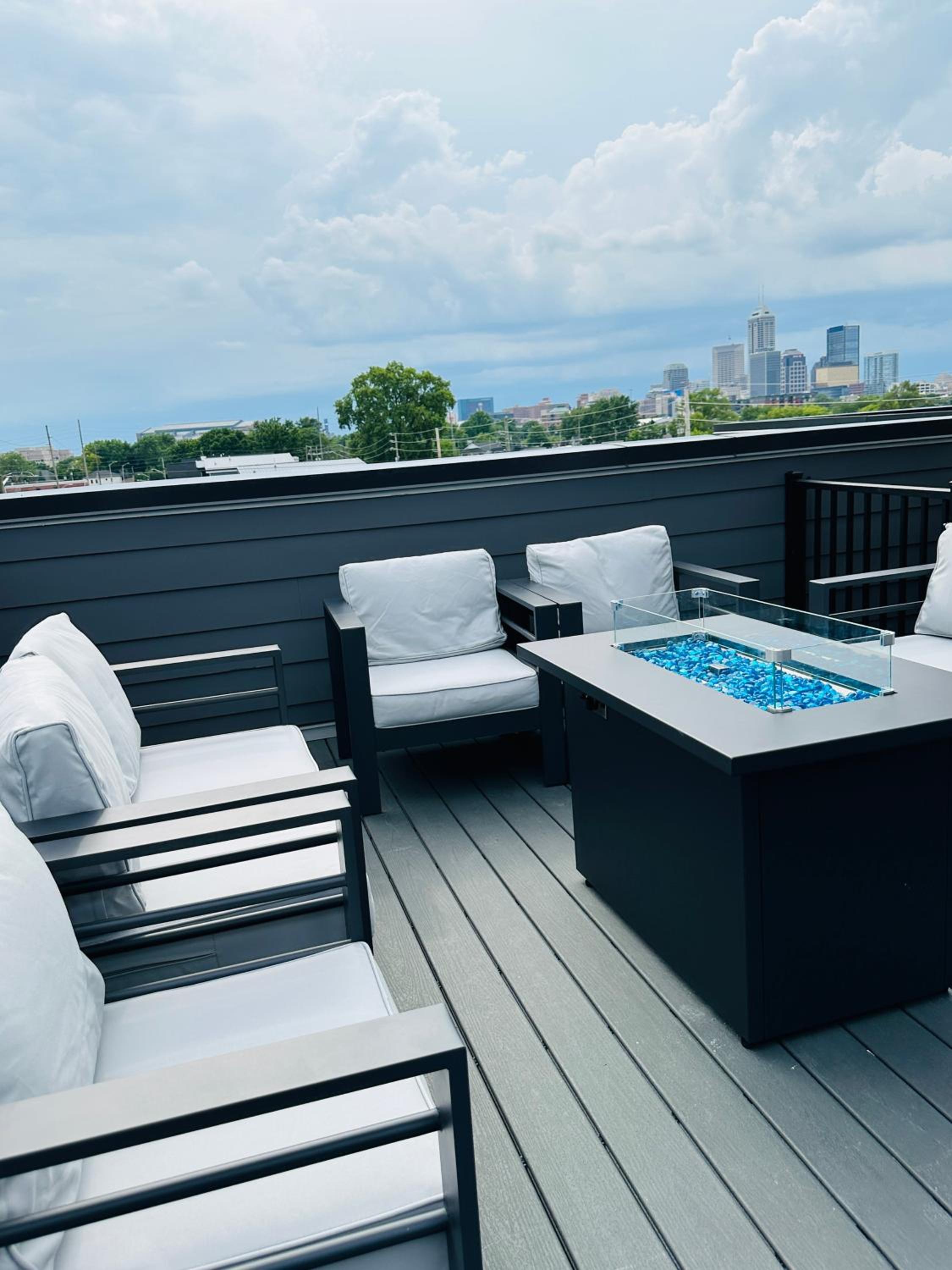 Downtown 1 mi Sleeps 6 wRooftop 3BR 4BED New built Modern Stylish Luxury