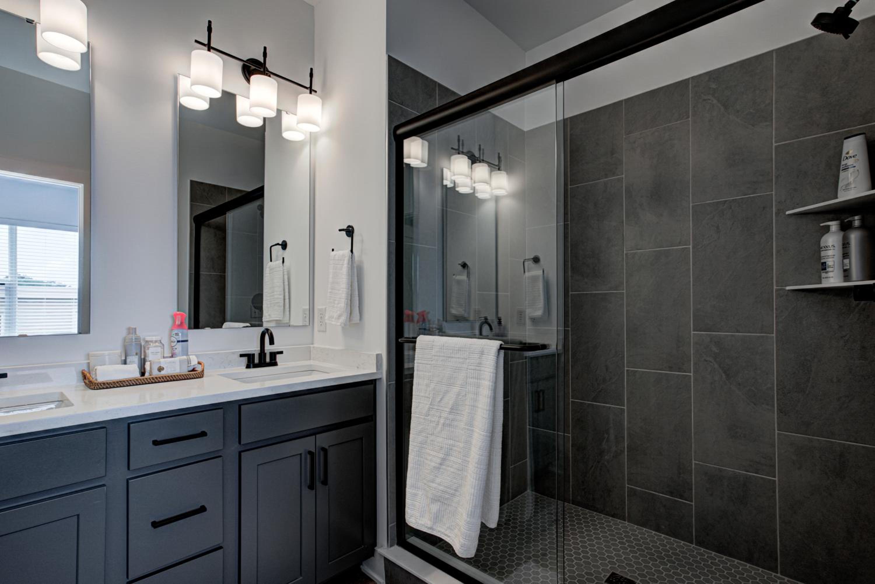 Downtown 1 mi Sleeps 6 wRooftop 3BR 4BED New built Modern Stylish Luxury
