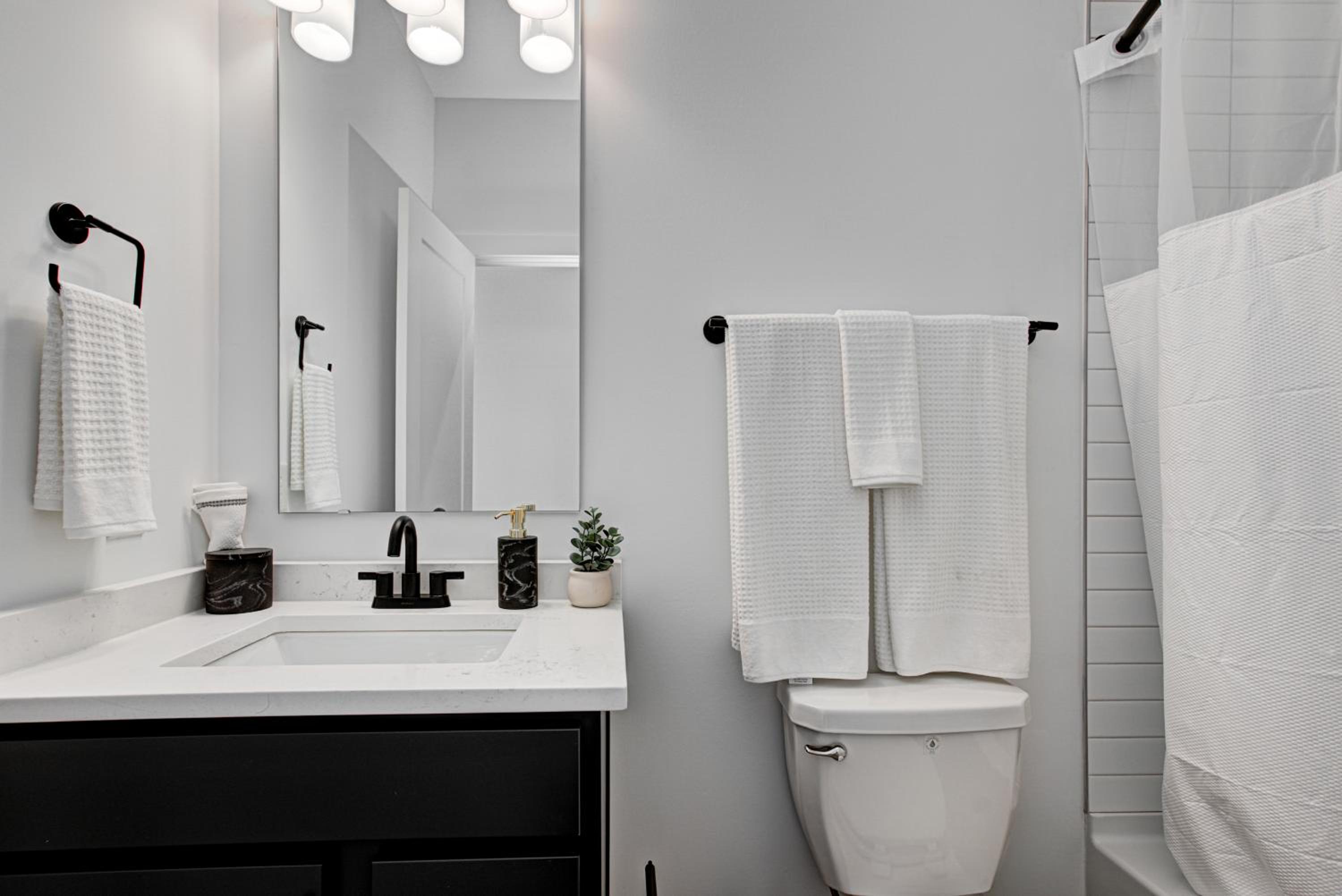 Downtown 1 mi Sleeps 6 wRooftop 3BR 4BED New built Modern Stylish Luxury