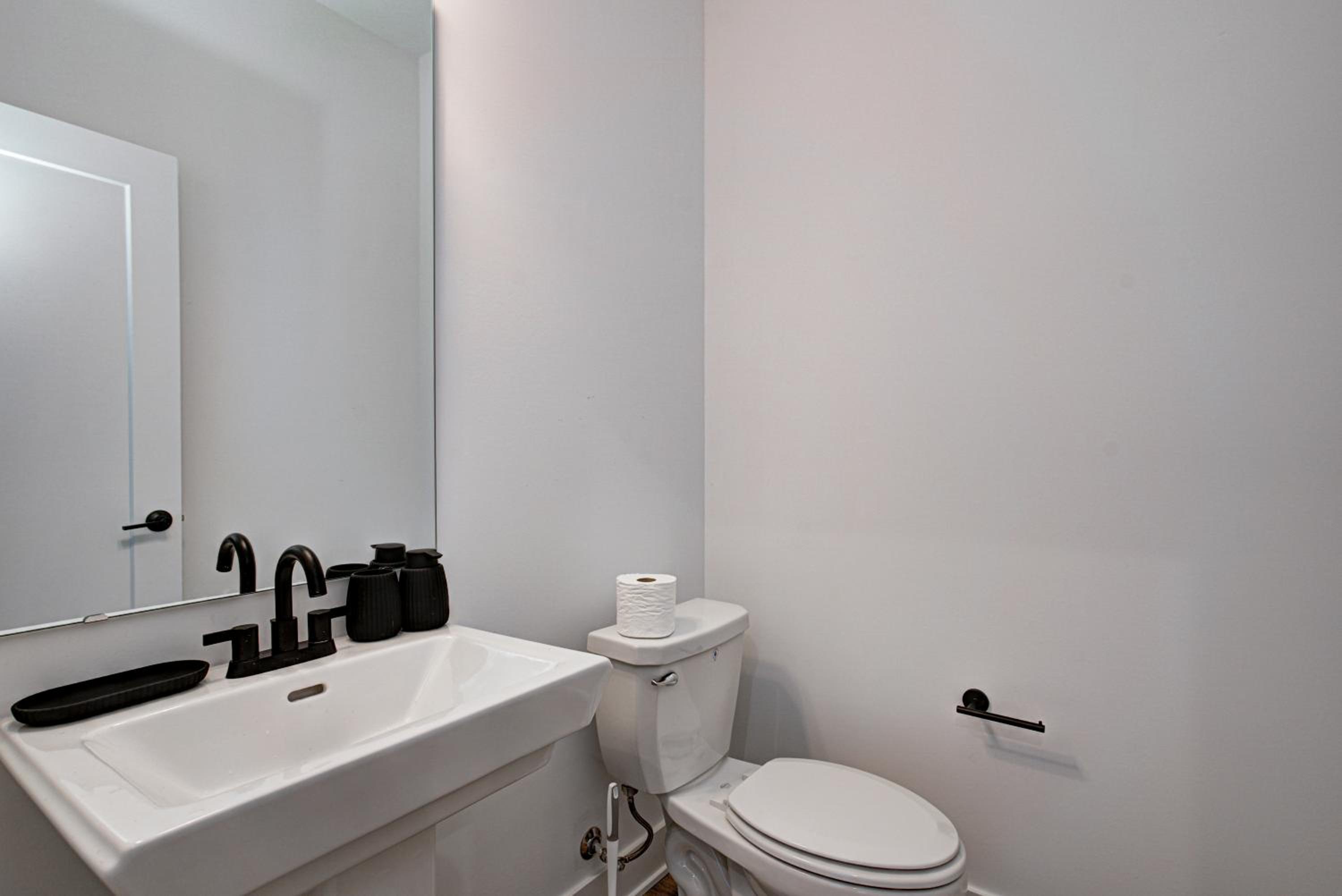 Downtown 1 mi Sleeps 6 wRooftop 3BR 4BED New built Modern Stylish Luxury