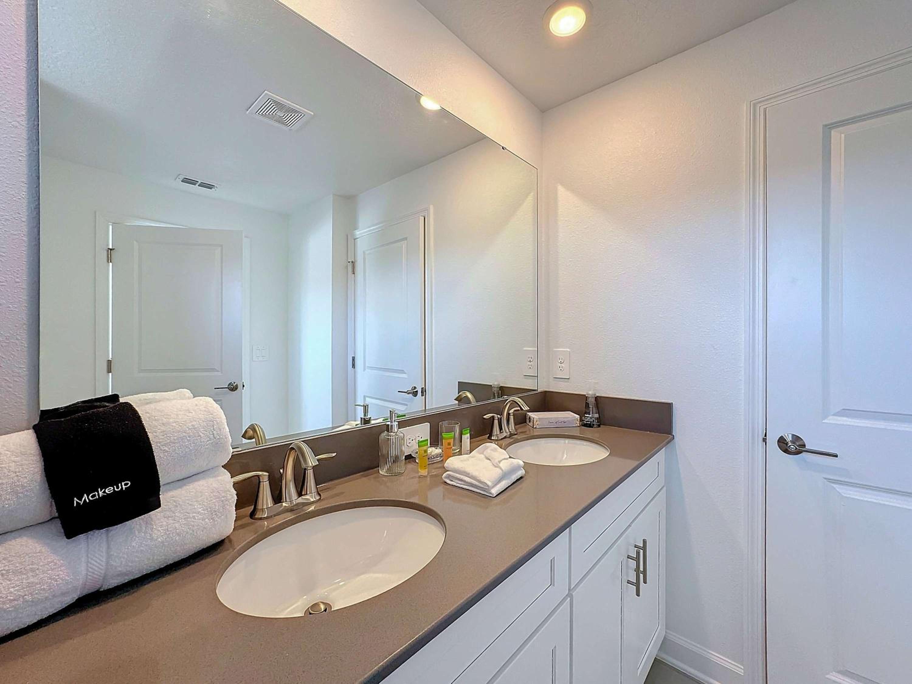 Incredible Family Retreat with PS5 Private Pool and access to 2 Clubhouses