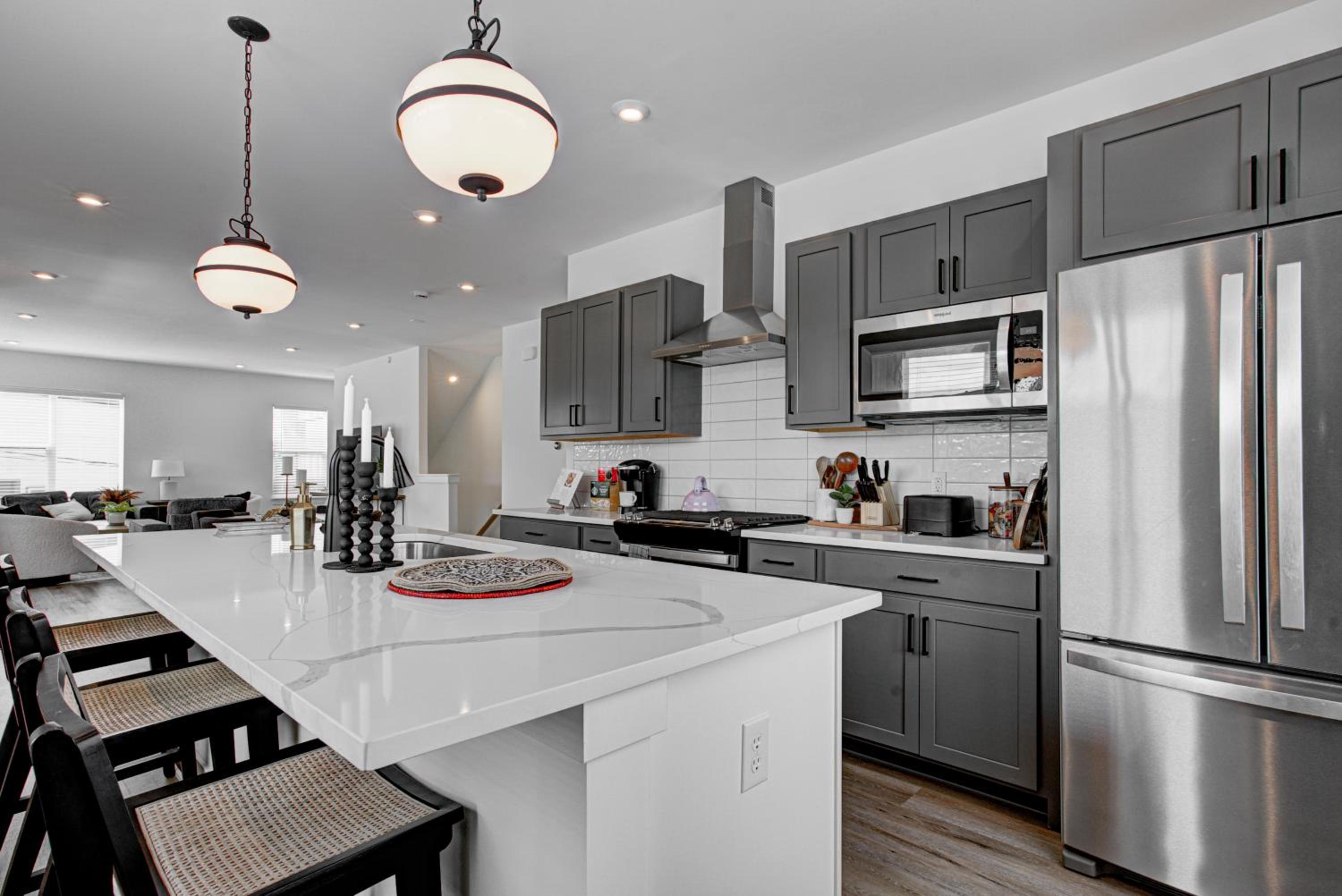 Downtown 1 mi Sleeps 6 wRooftop 3BR 4BED New built Modern Stylish Luxury