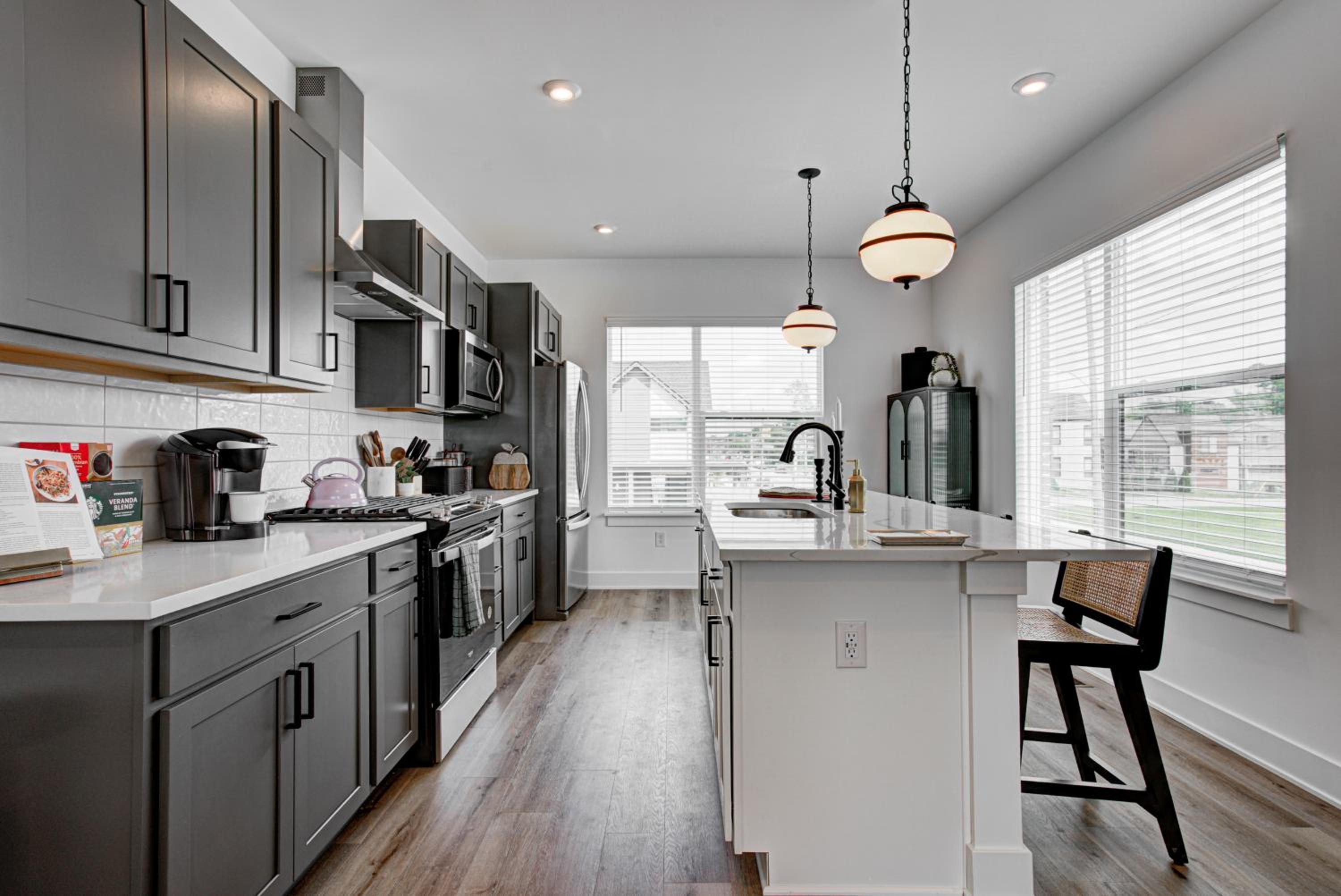 Downtown 1 mi Sleeps 6 wRooftop 3BR 4BED New built Modern Stylish Luxury