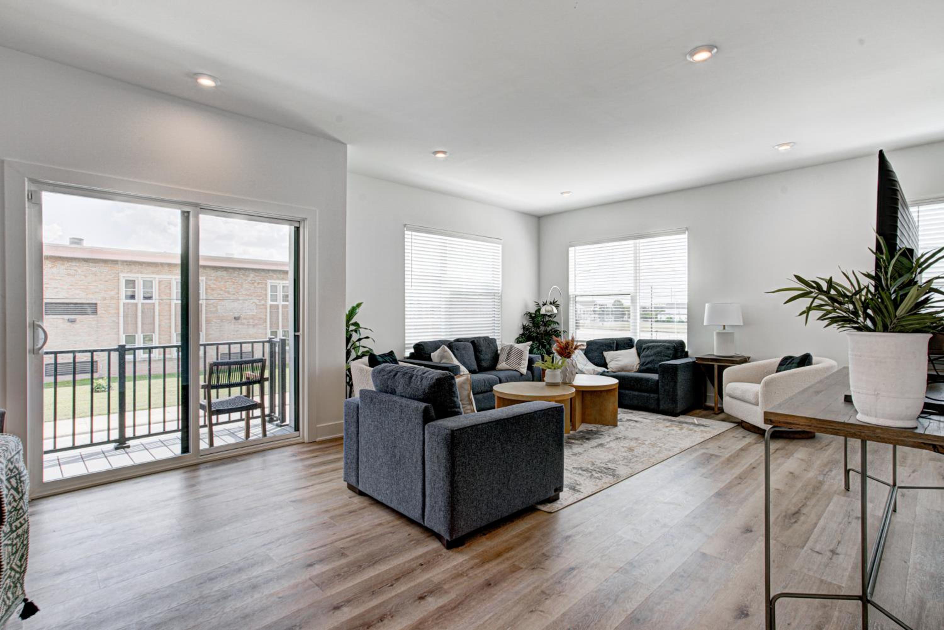 Downtown 1 mi Sleeps 6 wRooftop 3BR 4BED New built Modern Stylish Luxury