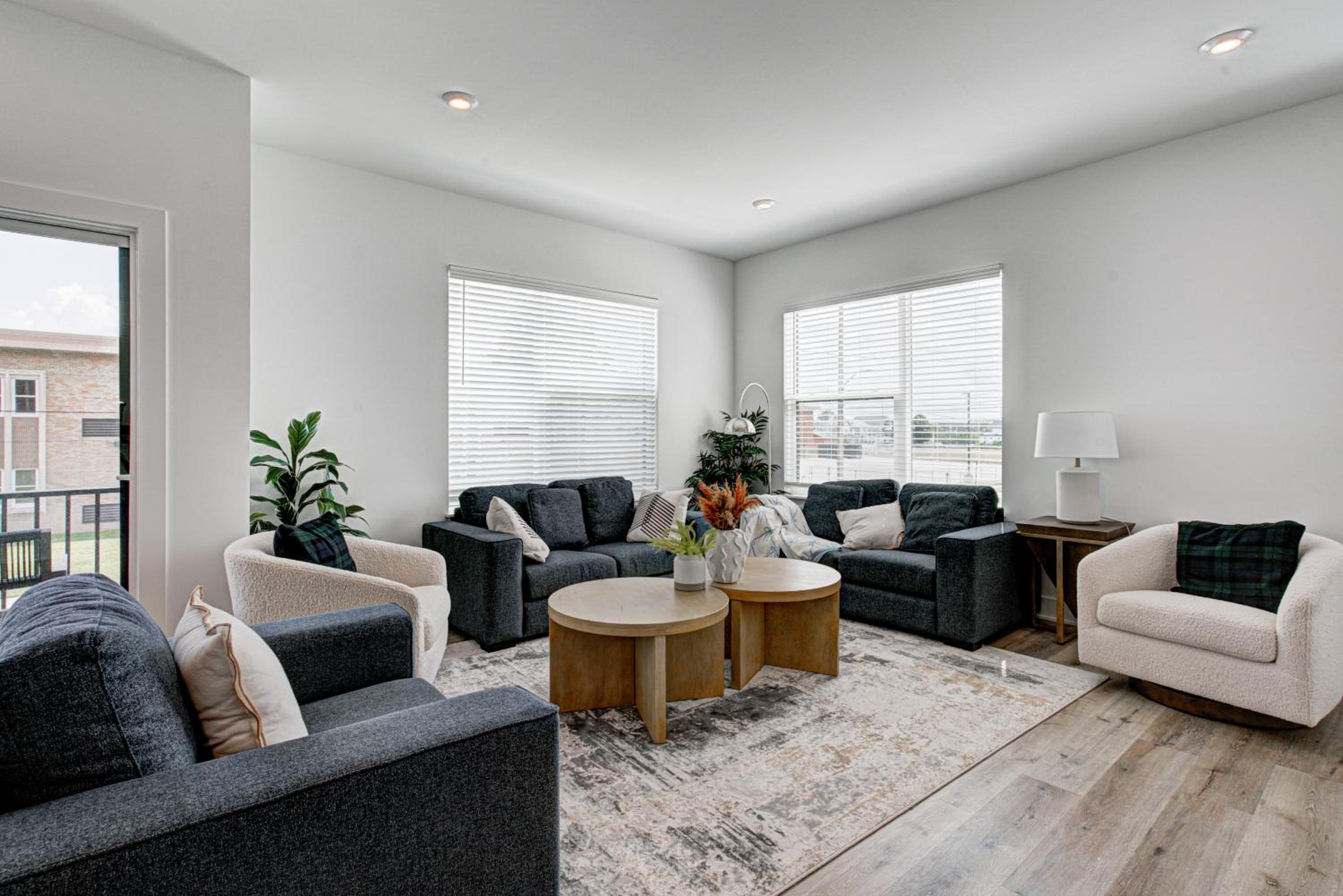 Downtown 1 mi Sleeps 6 wRooftop 3BR 4BED New built Modern Stylish Luxury