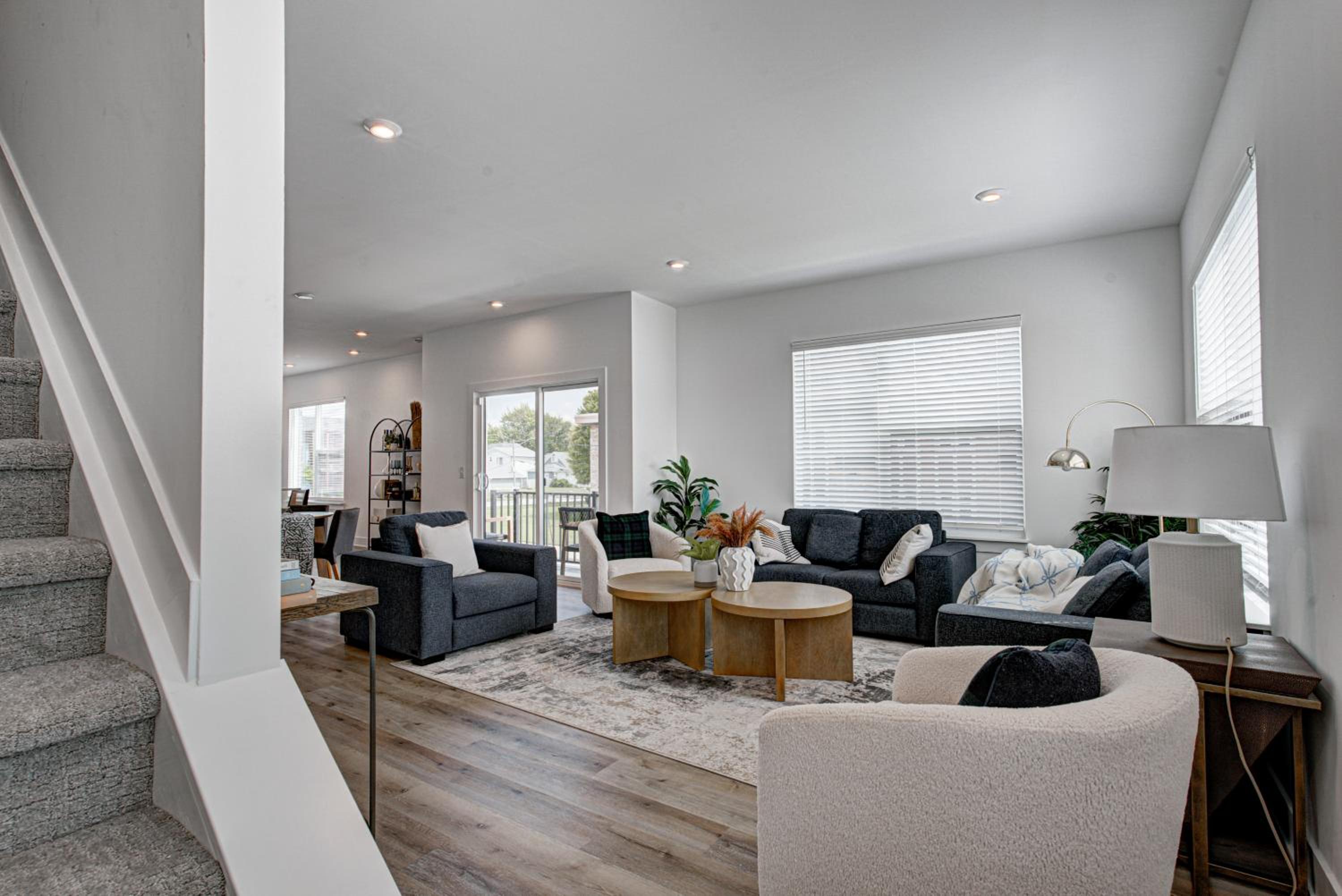 Downtown 1 mi Sleeps 6 wRooftop 3BR 4BED New built Modern Stylish Luxury