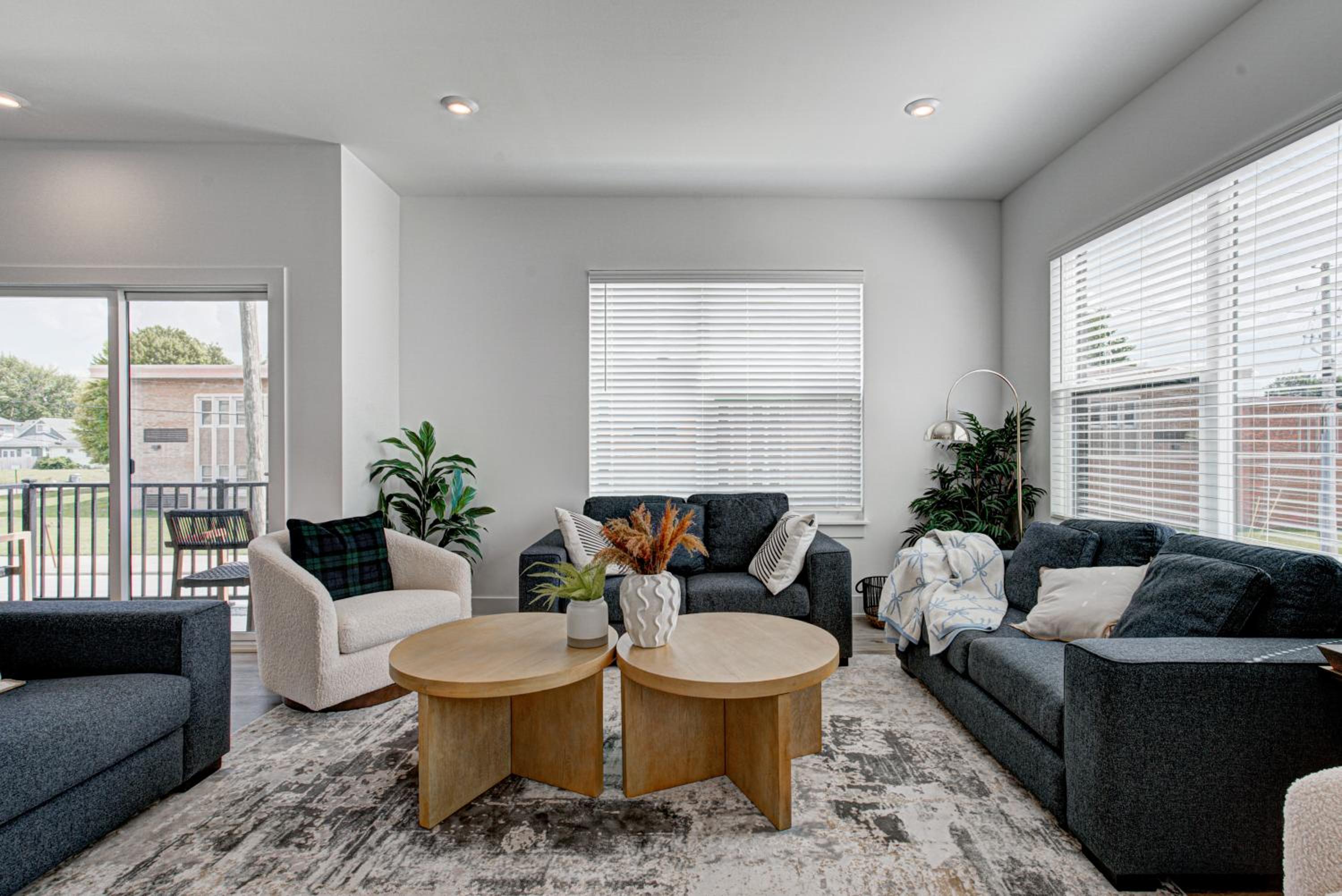 Downtown 1 mi Sleeps 6 wRooftop 3BR 4BED New built Modern Stylish Luxury