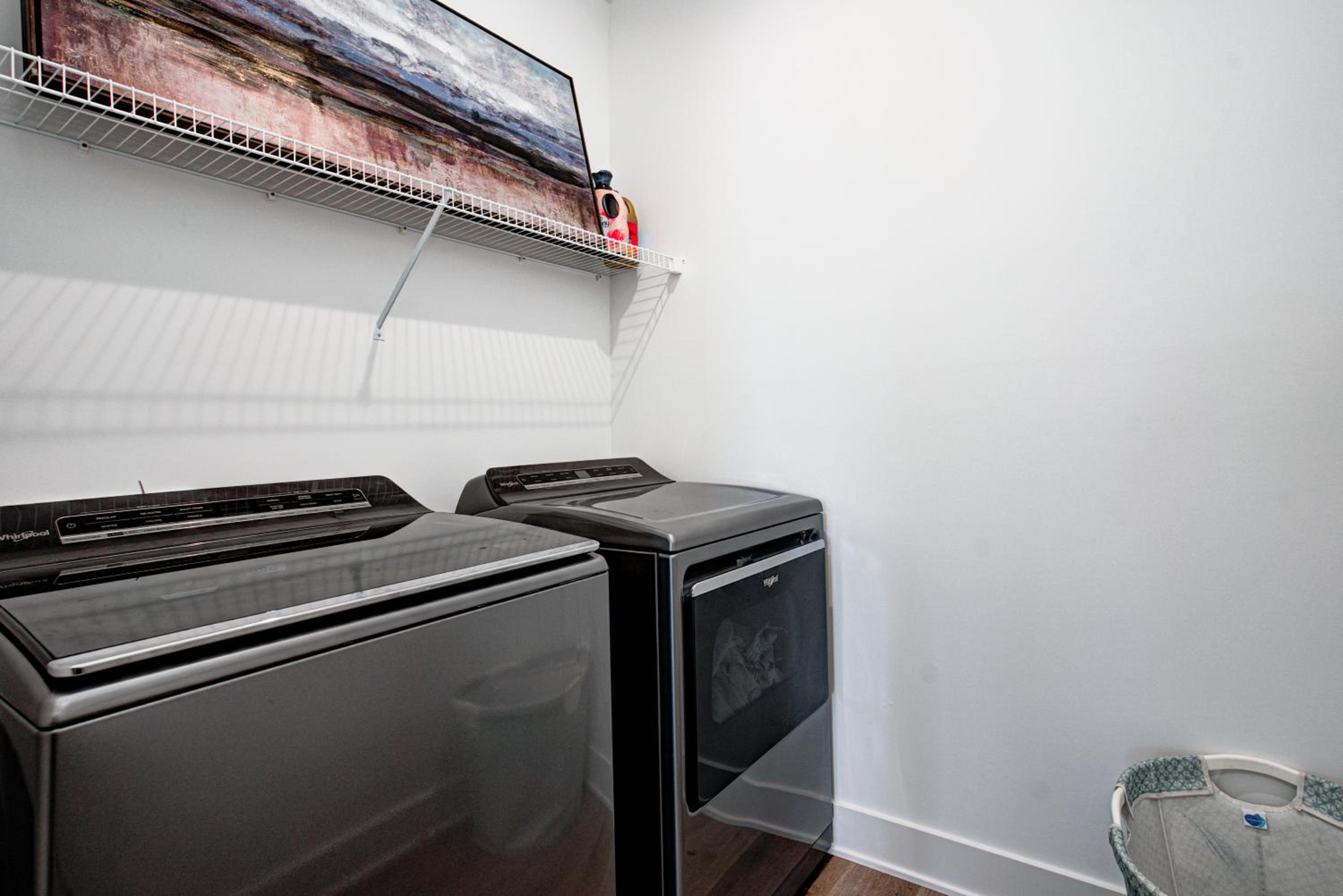 Downtown 1 mi Sleeps 6 wRooftop 3BR 4BED New built Modern Stylish Luxury