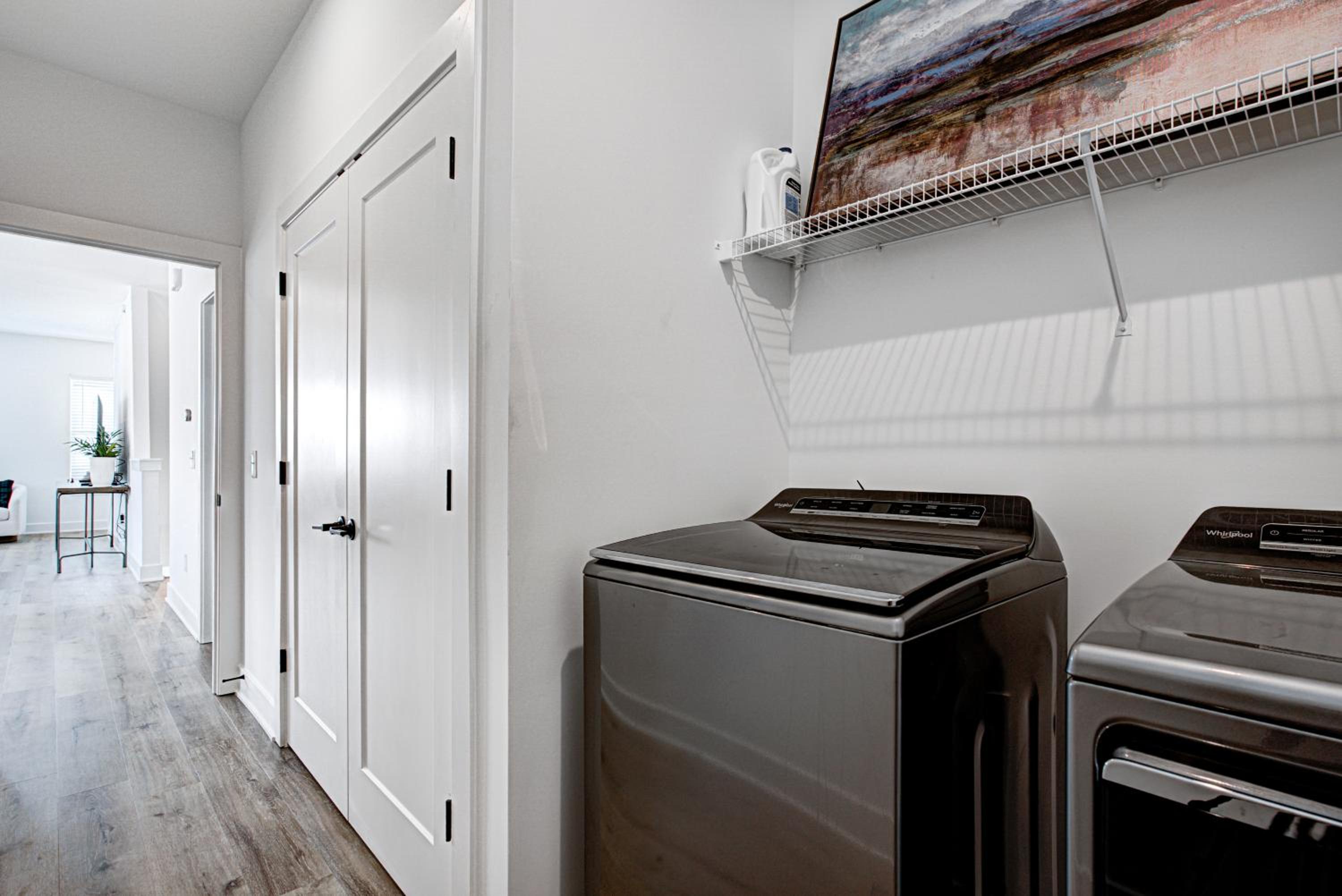 Downtown 1 mi Sleeps 6 wRooftop 3BR 4BED New built Modern Stylish Luxury
