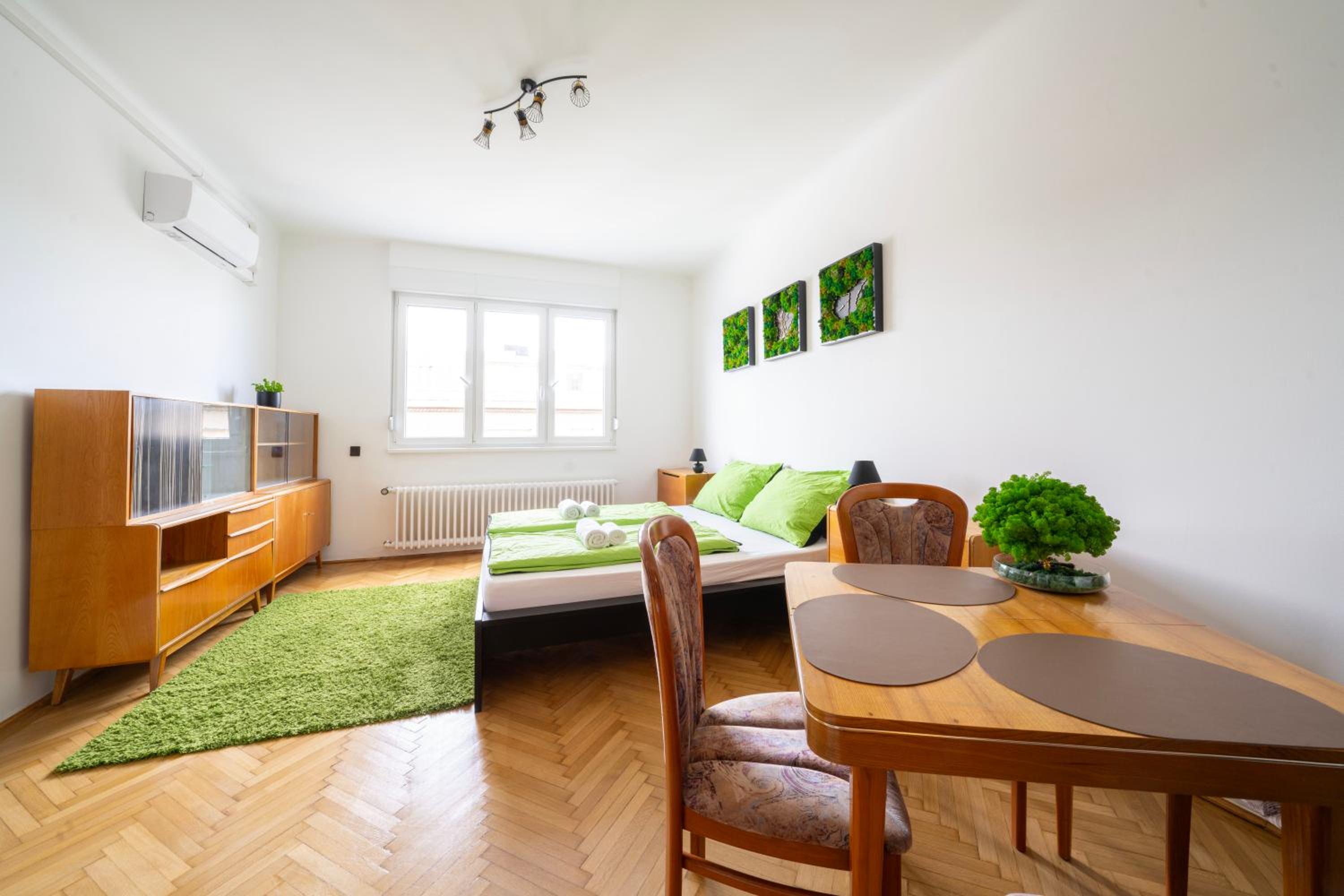 Pozsonyi Street 3BR, Balcony Family Retreat