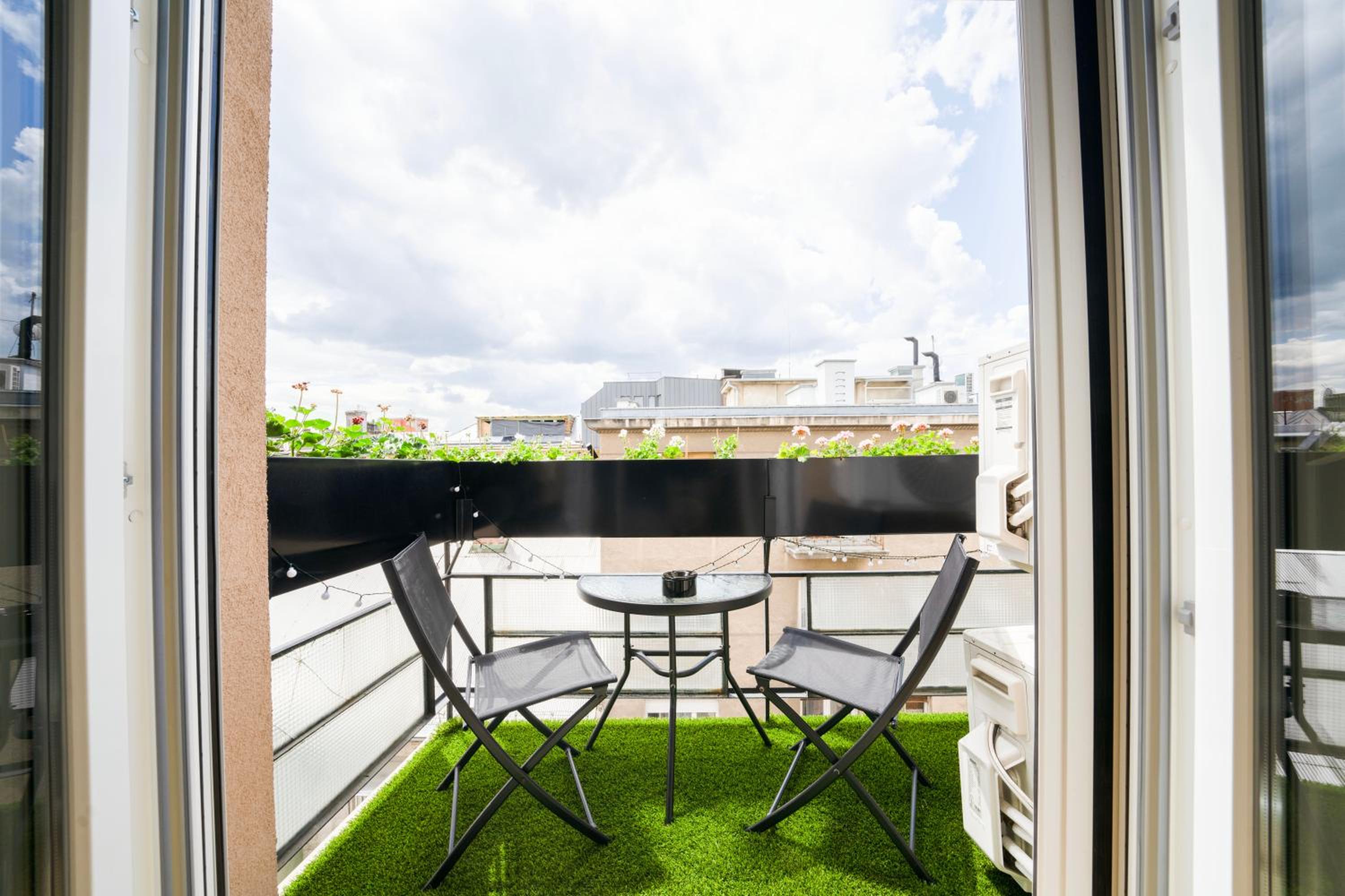 Pozsonyi Street 3BR, Balcony Family Retreat