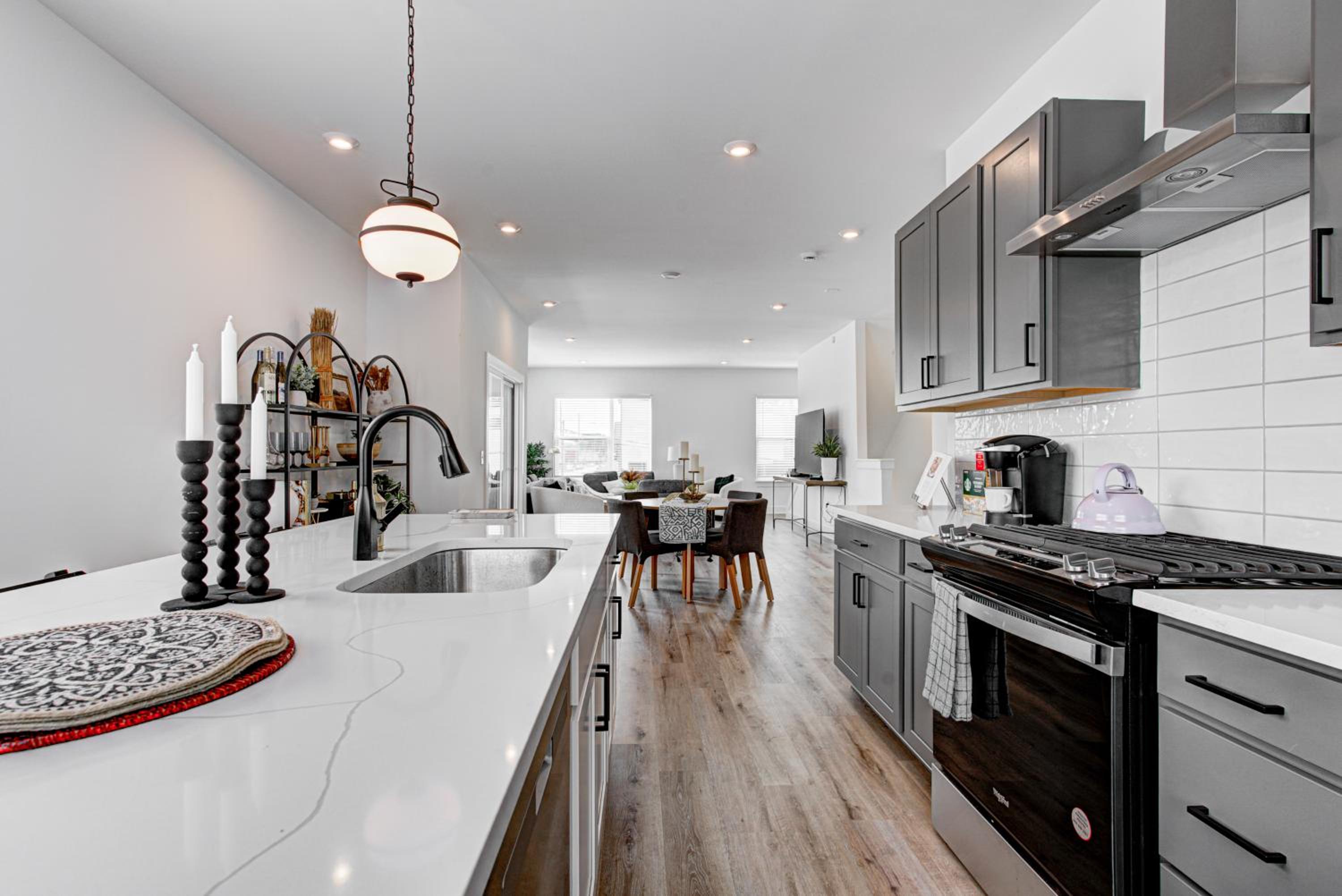 Downtown 1 mi Sleeps 6 wRooftop 3BR 4BED New built Modern Stylish Luxury